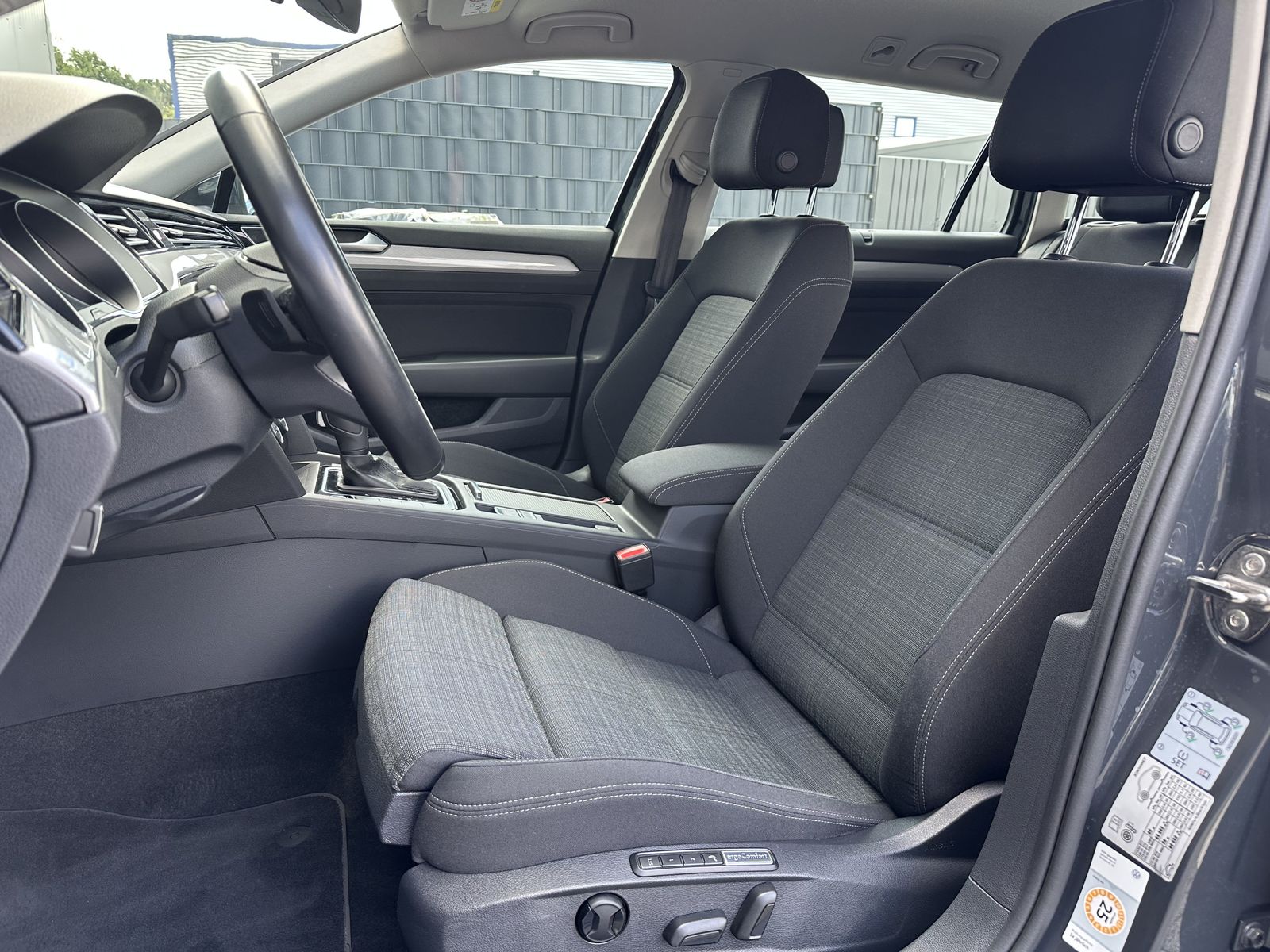Fahrzeugabbildung Volkswagen Passat Variant 2.0 TDI DSG Business NAV+LED+ACC
