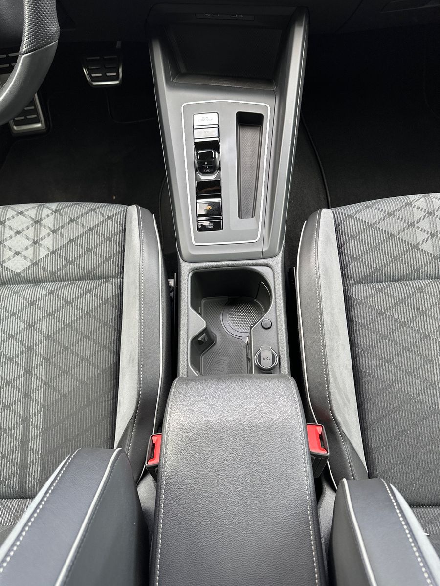 Fahrzeugabbildung Volkswagen Golf Variant 2.0 TDI DSG R-Line NAV+LED+AHK