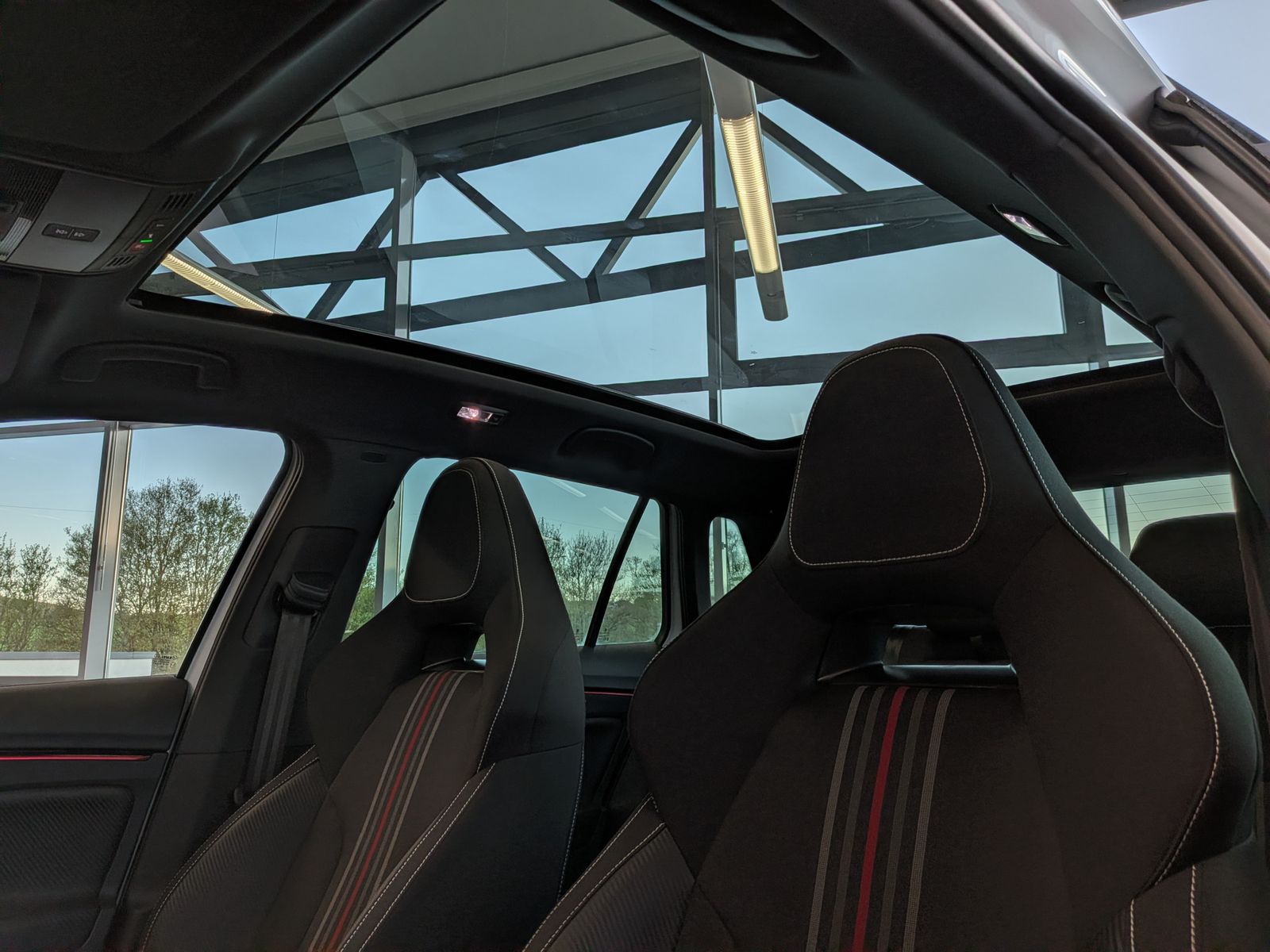 Fahrzeugabbildung SKODA Kamiq 1.5 TSI DSG Monte Carlo Pano Matrix 5J.GAR
