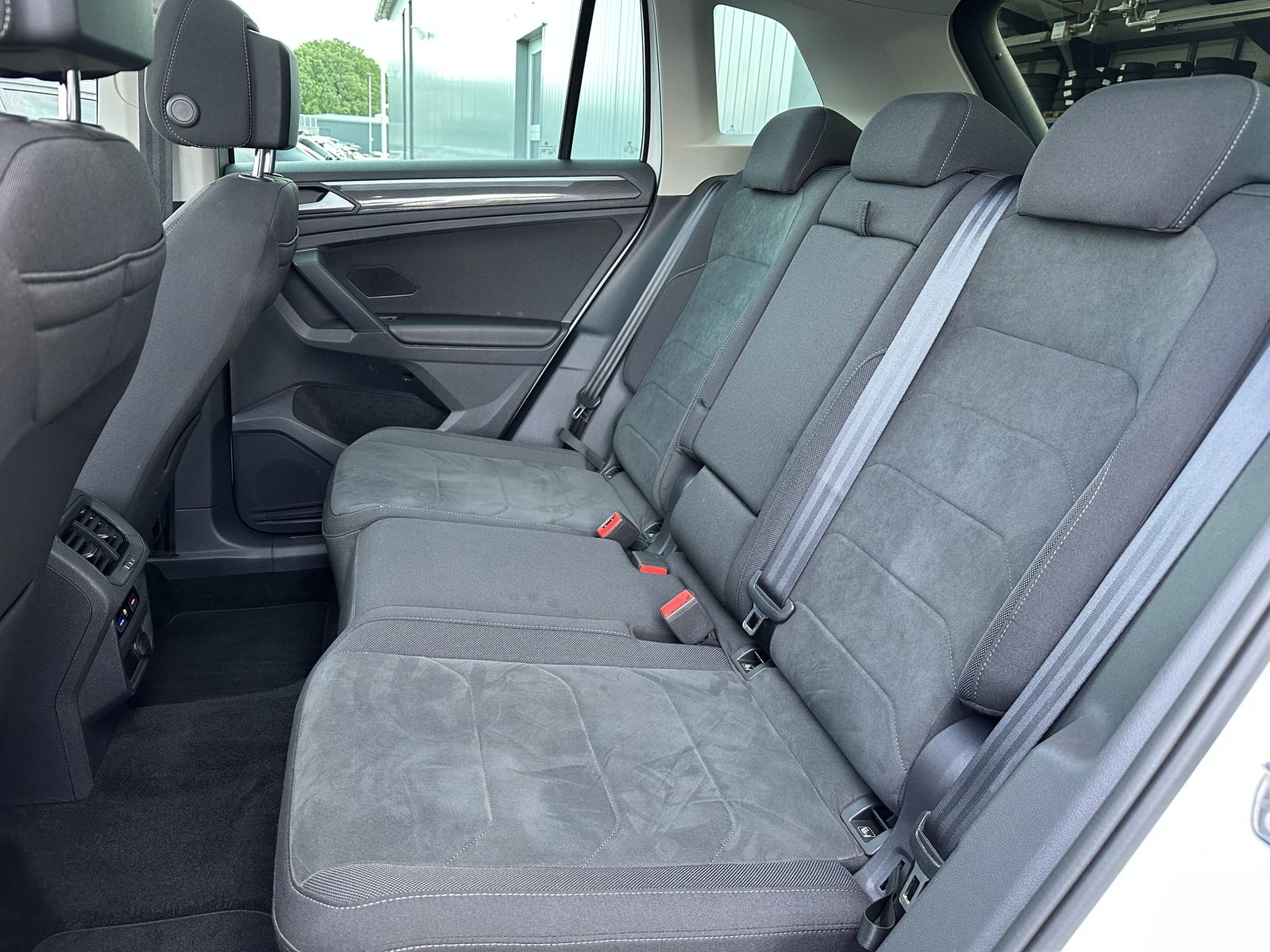 Fahrzeugabbildung Volkswagen Tiguan 2.0 TDI 4M DSG Elegance NAV+LED+AHK+PANO