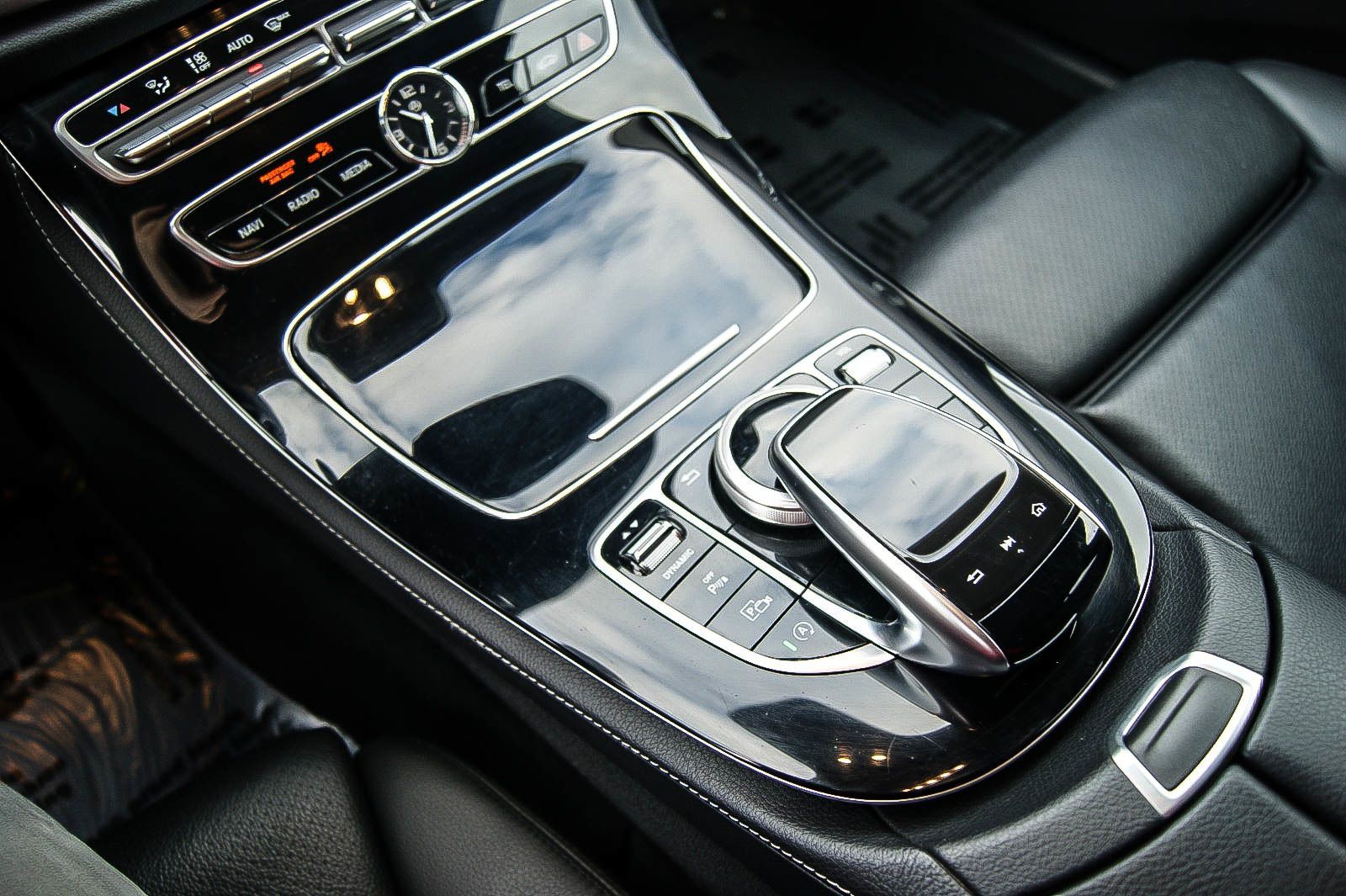 Fahrzeugabbildung Mercedes-Benz E 200 T-Modell 7-SITZER STANDHEIZUNG MULTI-BEAM