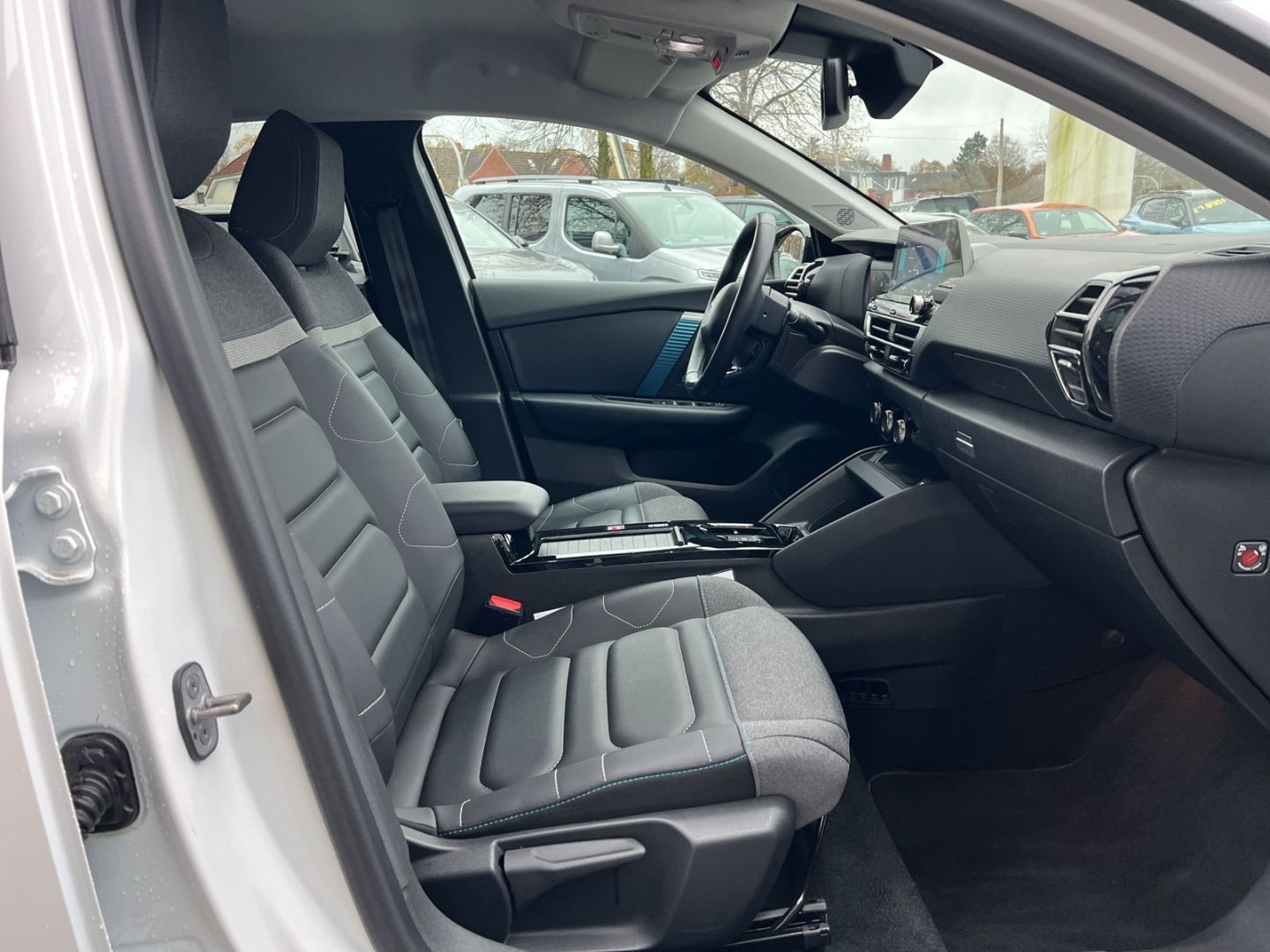 Fahrzeugabbildung Citroën C4 Elektro 136 Shine Navi 360 Kamera LED CarPlay