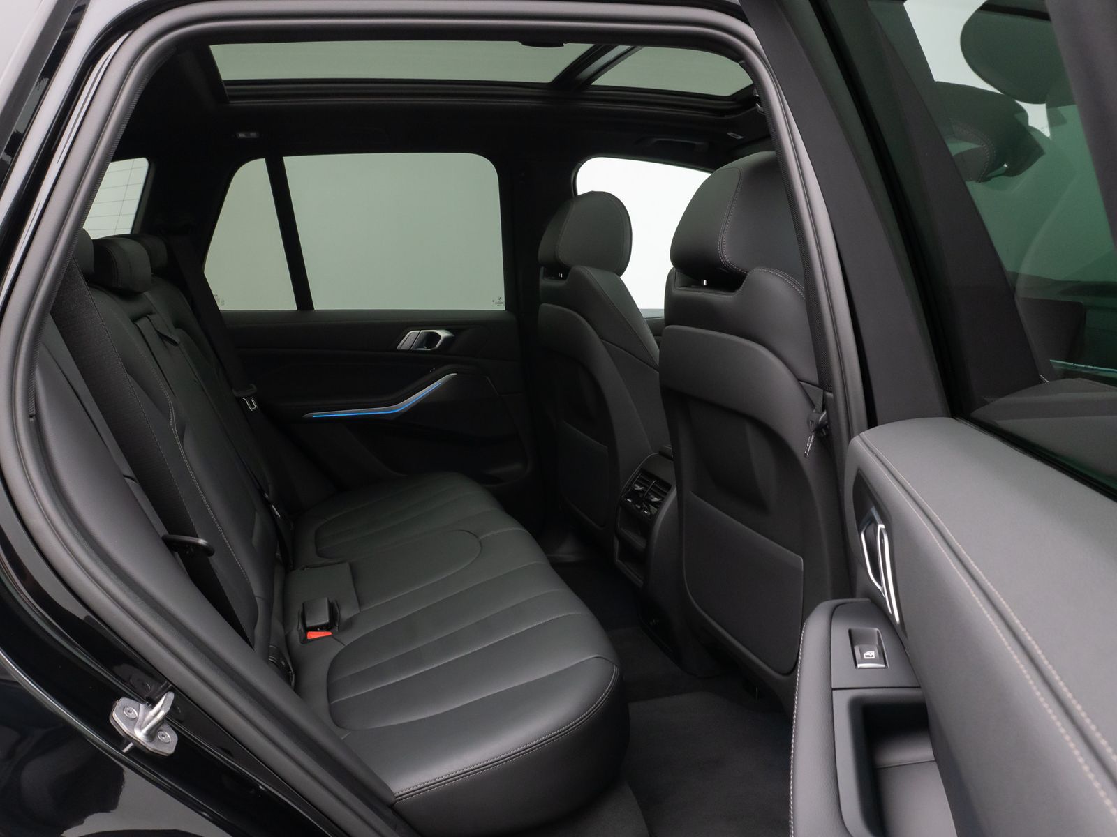 Fahrzeugabbildung BMW X5 xD45e M Sport Panorama 360° HUD DAB HiFi 21"