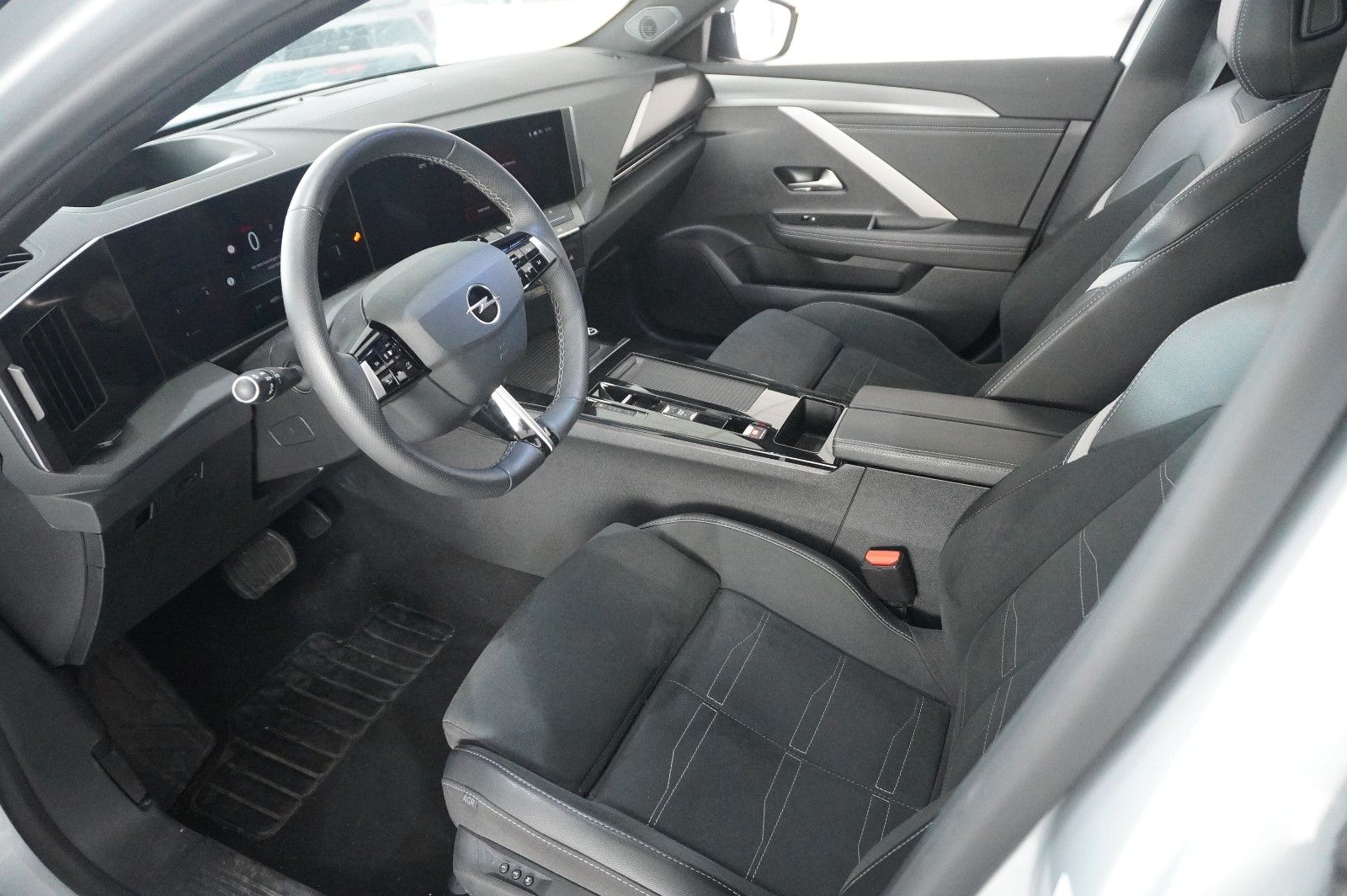 Fahrzeugabbildung Opel Astra L Lim. 1.2T GS LINE NAVI/LED/360°/PANO/DAB