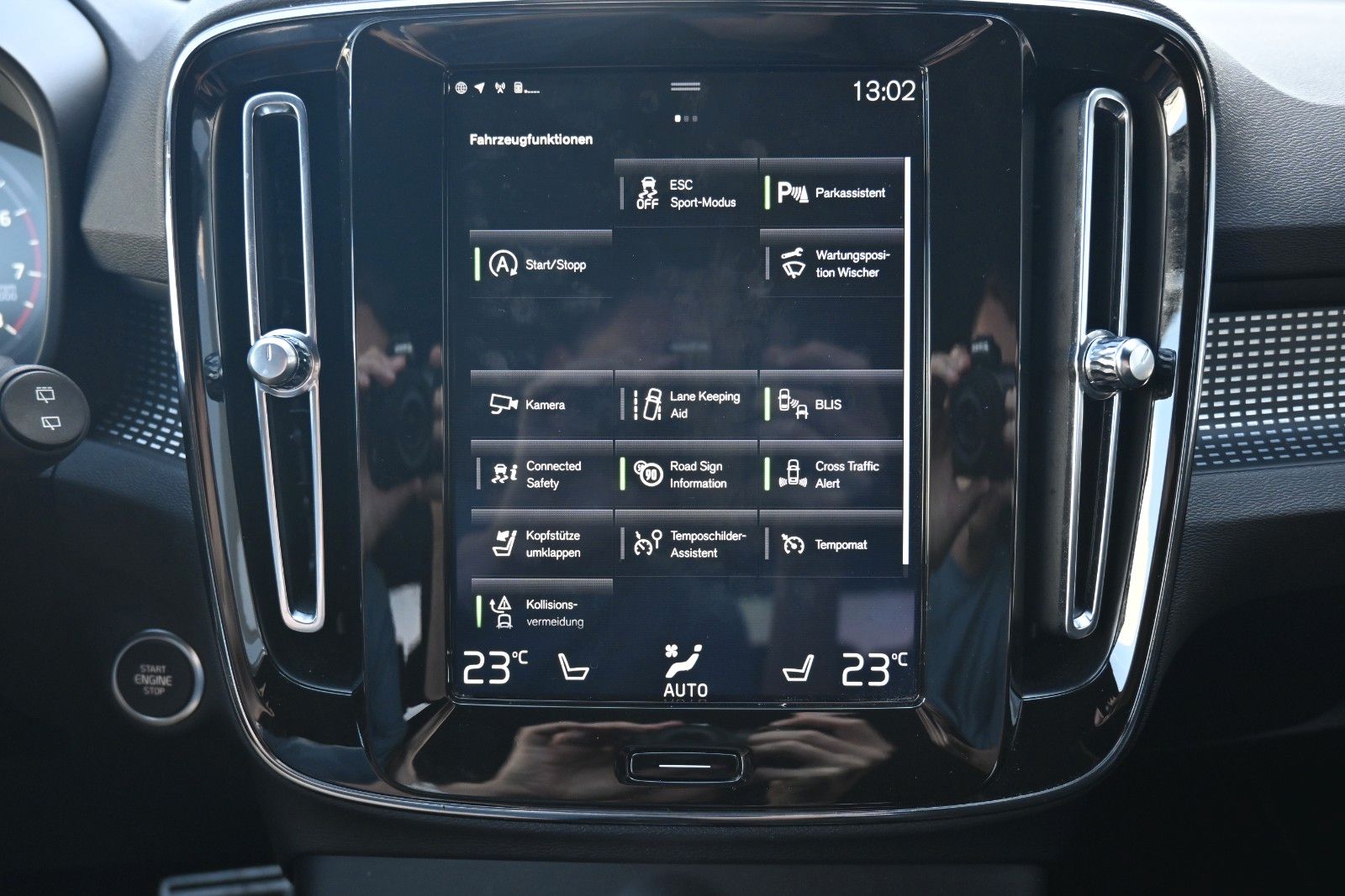 Fahrzeugabbildung Volvo XC40 T4 FWD Autom. R-Design*FSHZG*H&K*RFK*ACC*