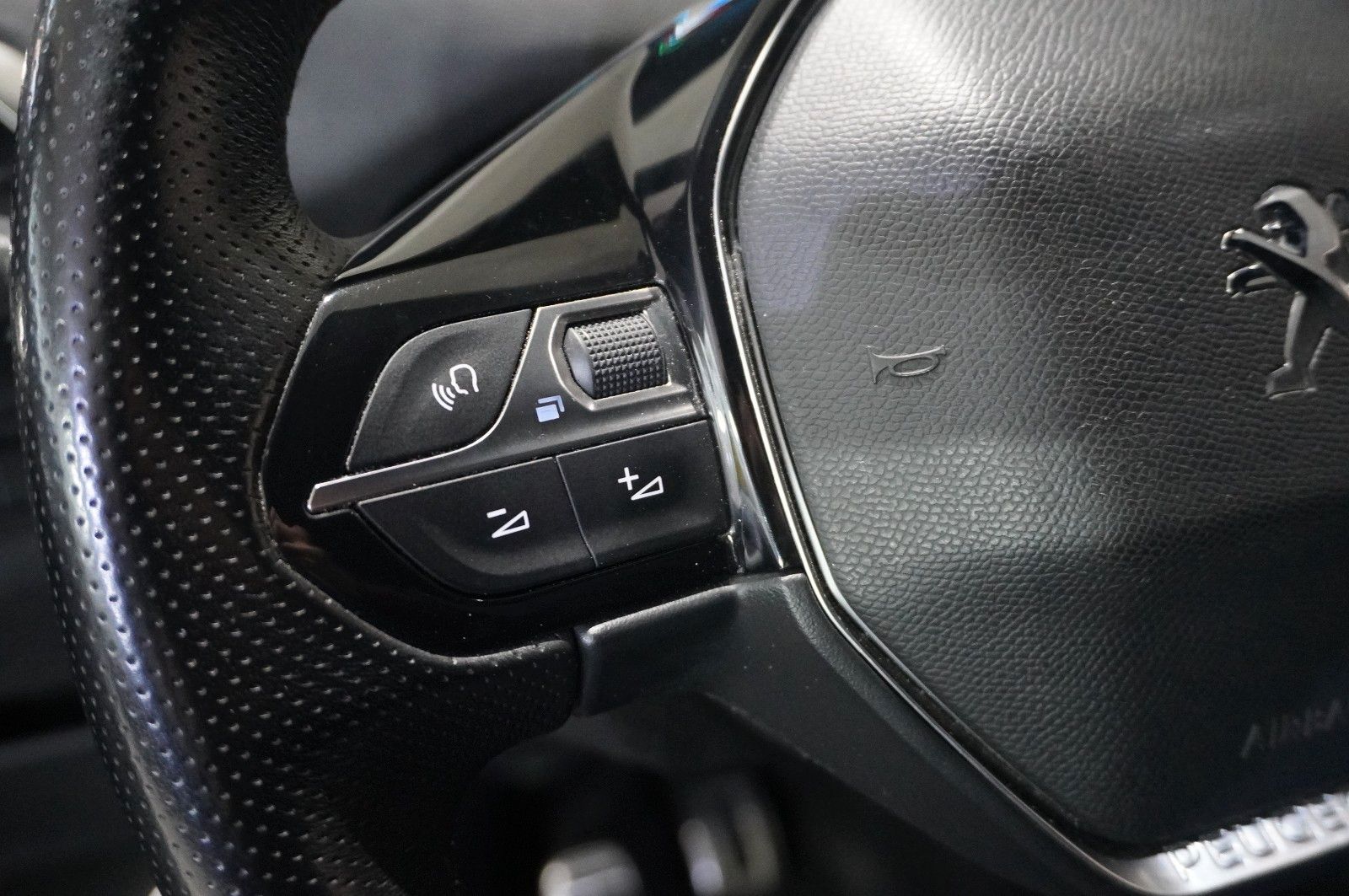 Fahrzeugabbildung Peugeot 5008 1.2T ALLURE GT-LINE 7-SITZ NAVI/LED/KAMERA