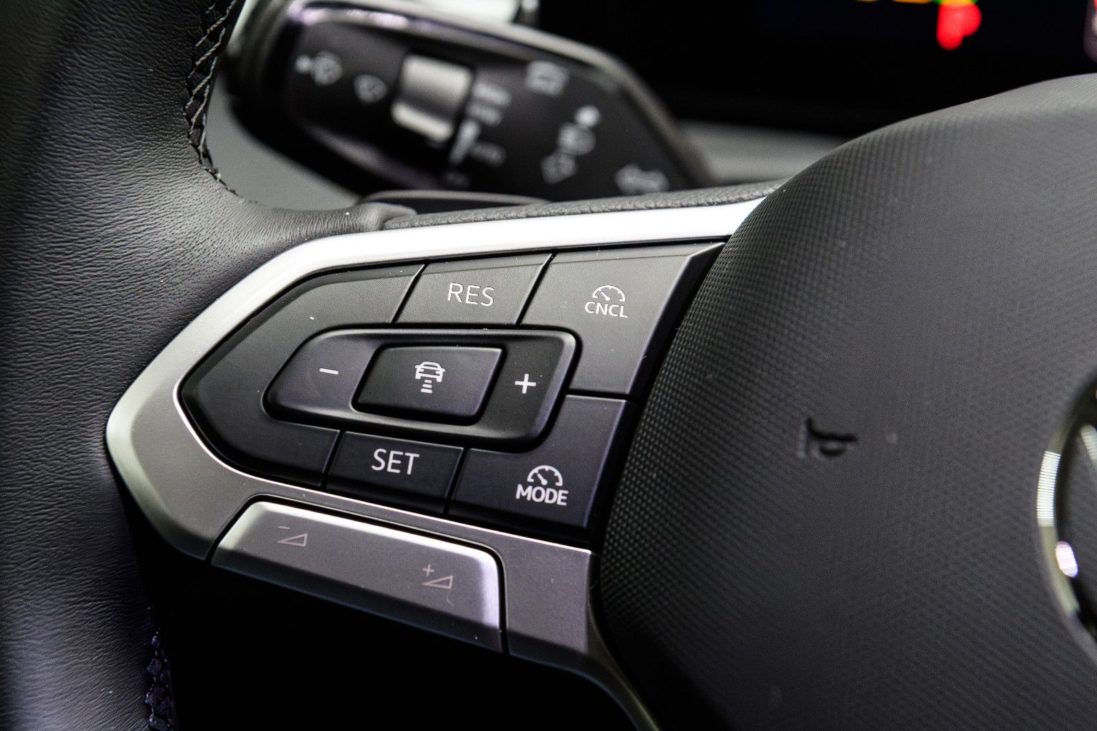 Fahrzeugabbildung Volkswagen T-Roc 1.5 eTSI  Style+IQ-Light+AHK+5 Jahre Gar.