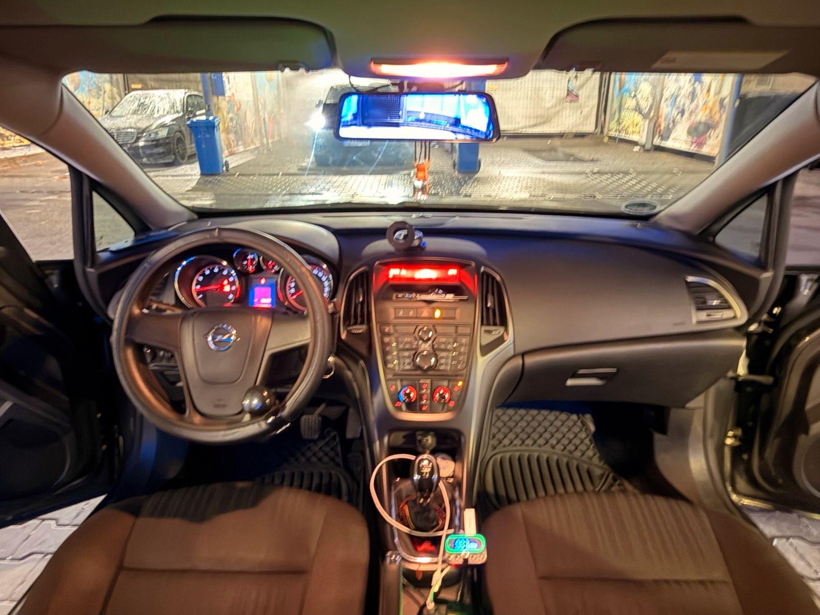 Opel Astra 2011 — photo 8