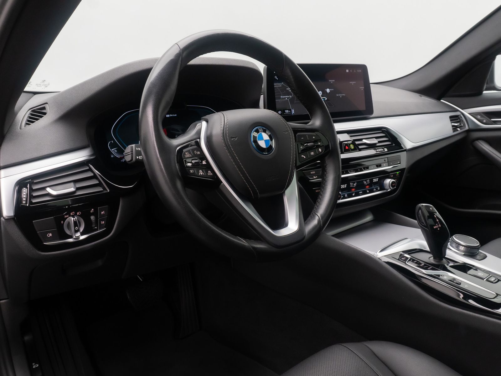 Fahrzeugabbildung BMW 530e xD Panorama 360&deg;DAB HiFi 4xKlima AHK Alarm