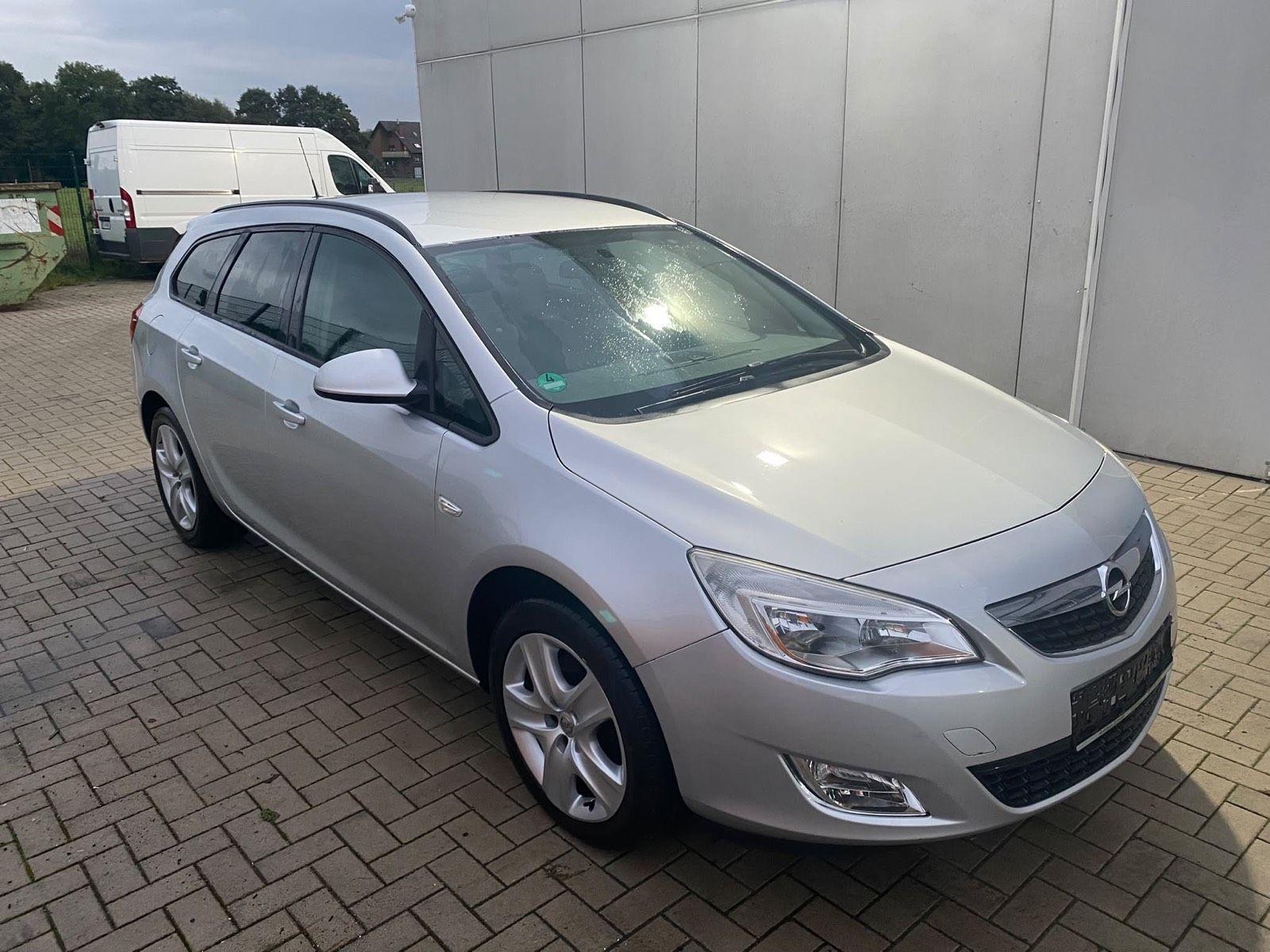 Opel Astra 2011 — interior