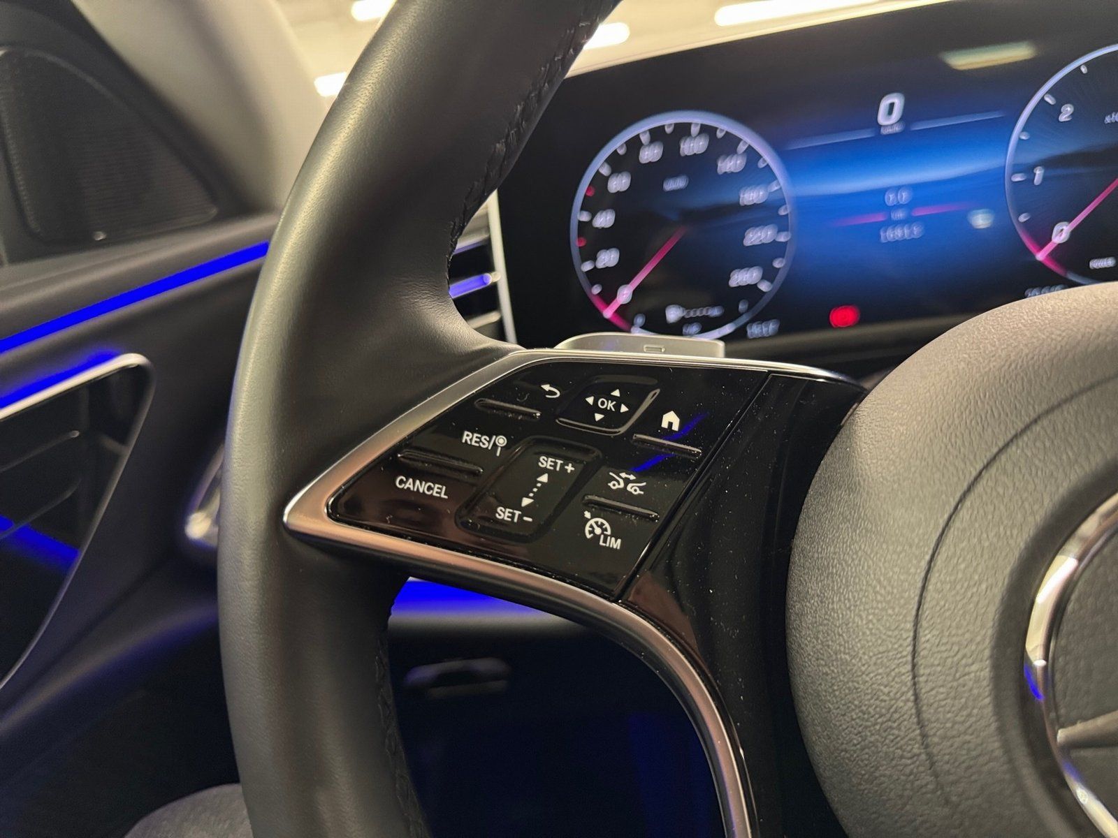 Fahrzeugabbildung Mercedes-Benz E 220 T d AVANTGARDE*Pano*AHK*Distronic*Totwink*