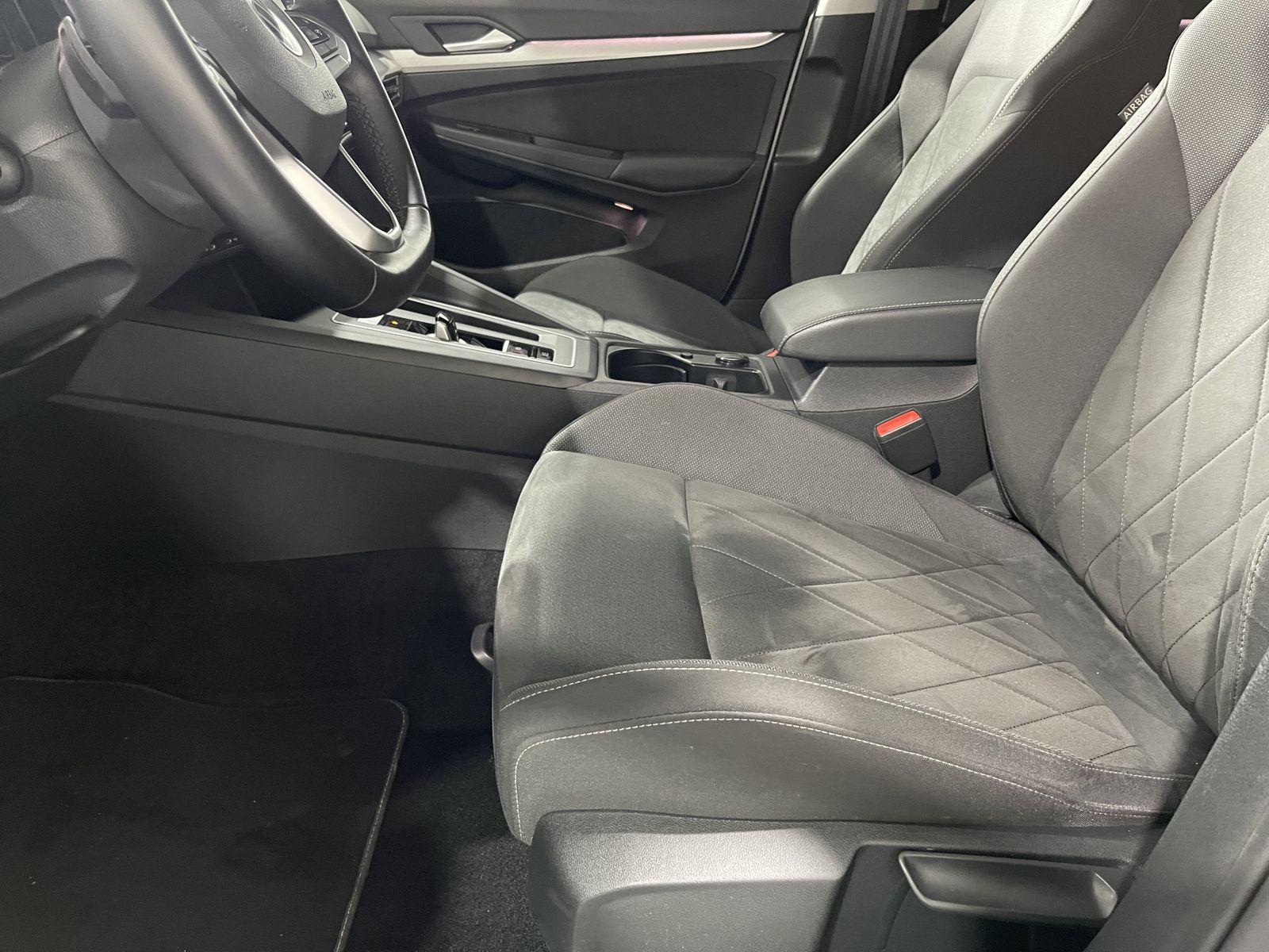 Fahrzeugabbildung Volkswagen Golf Life 2.0 TDI*AHK*LED-Matrix*Cam*ACC*Navi*
