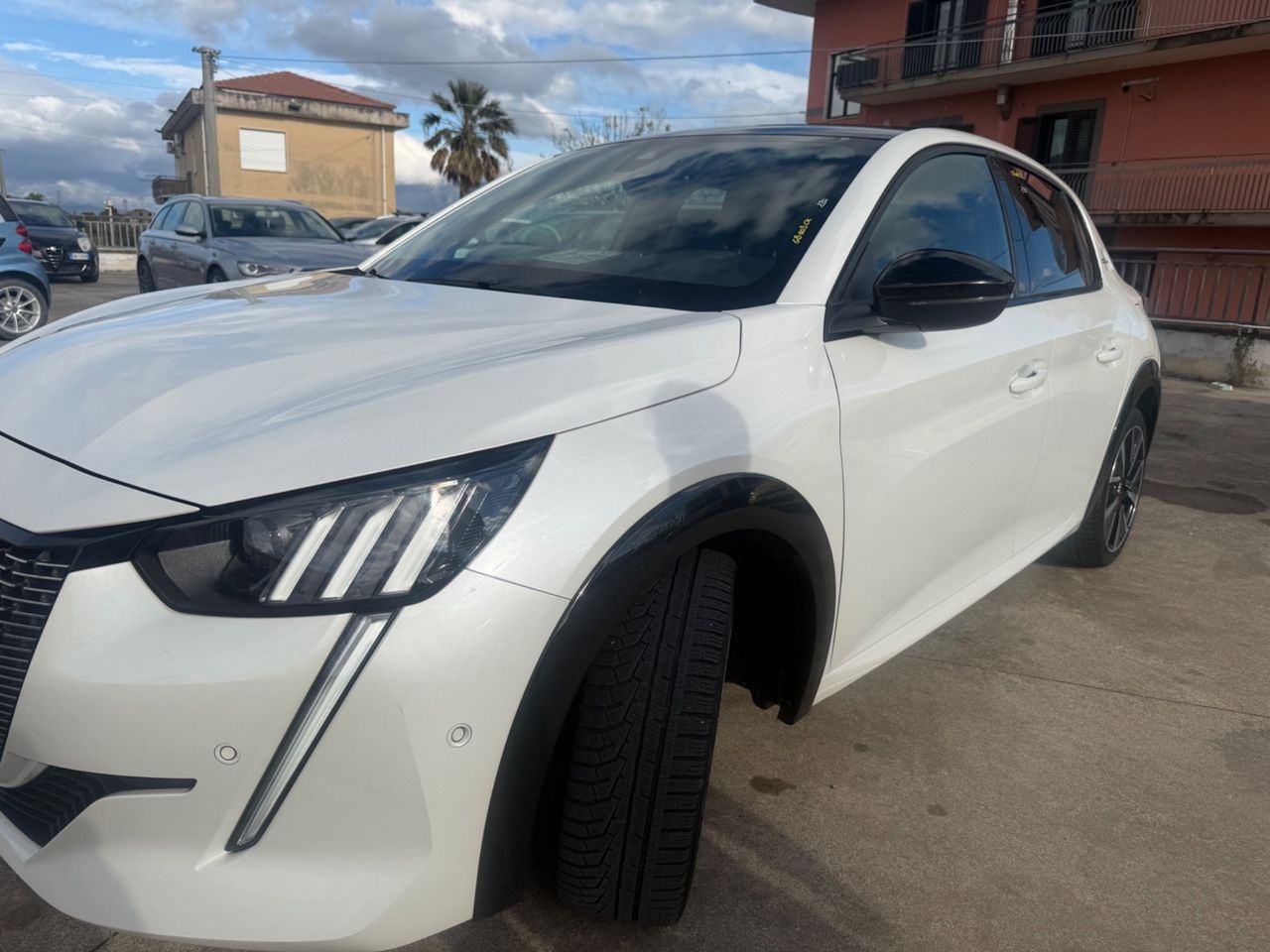 PEUGEOT 208