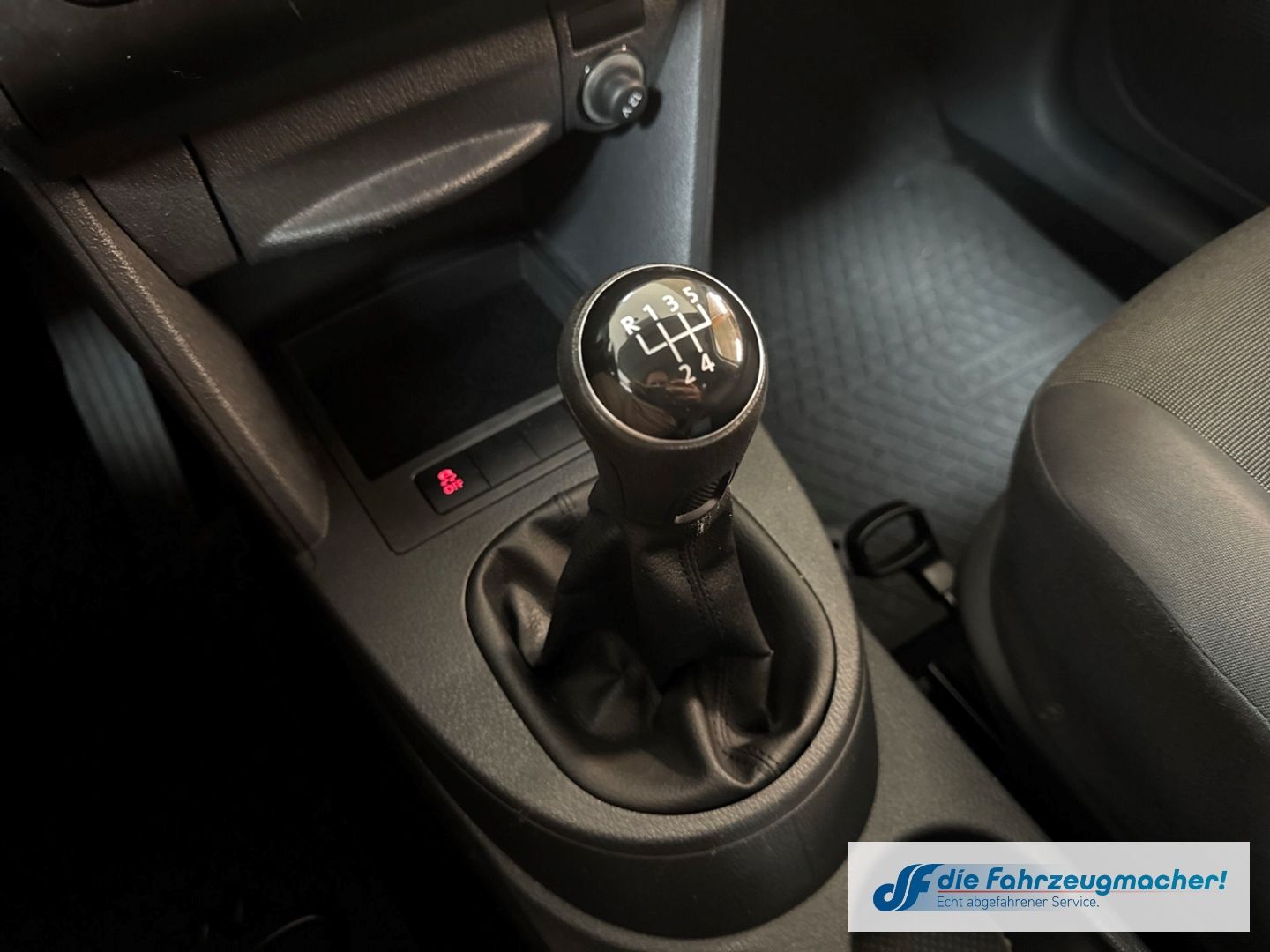 Fahrzeugabbildung Volkswagen Caddy Kasten EcoProfi AHK PDC Klima *EXPORT