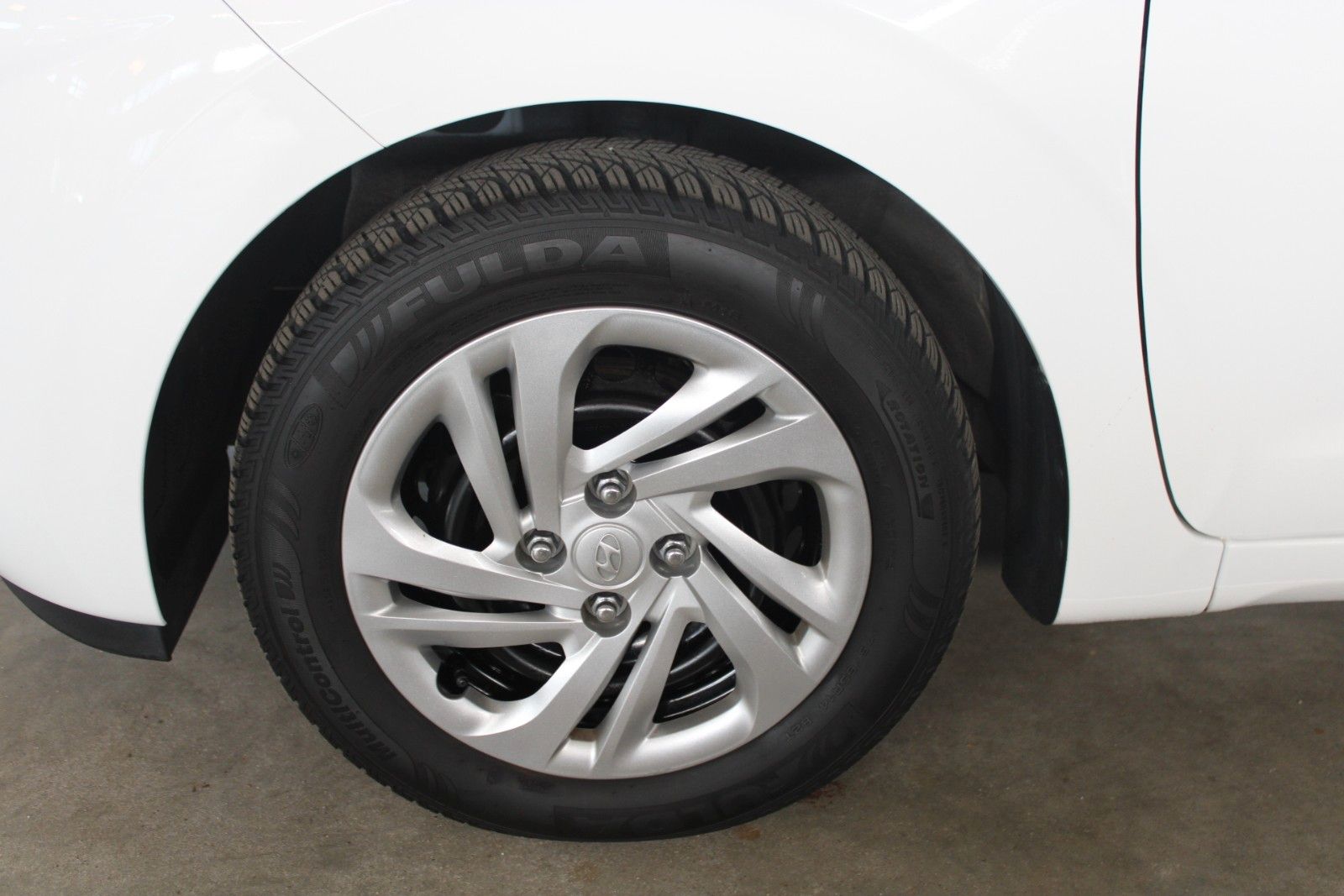 Fahrzeugabbildung Hyundai i10 1.0 Select 5-Türen KLIMA + Allwetterreifen
