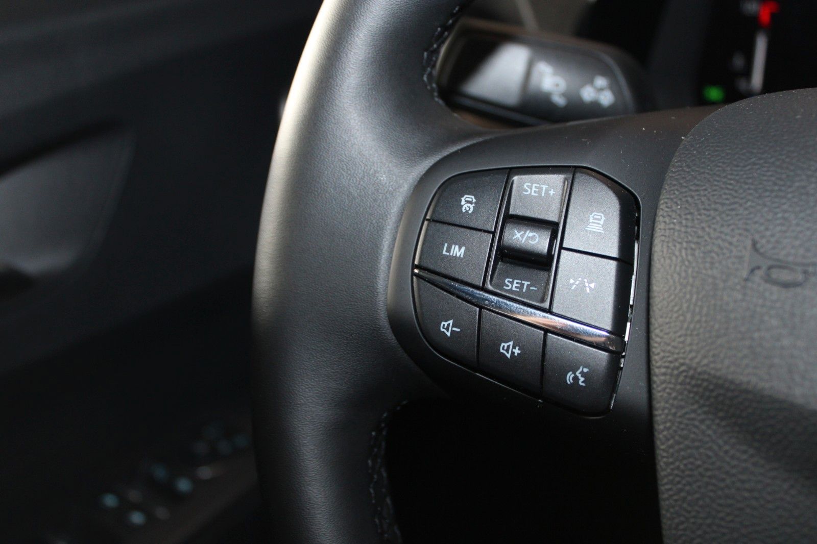 Fahrzeugabbildung Ford Tourneo Courier Titanium Automatik FahrerAssPak
