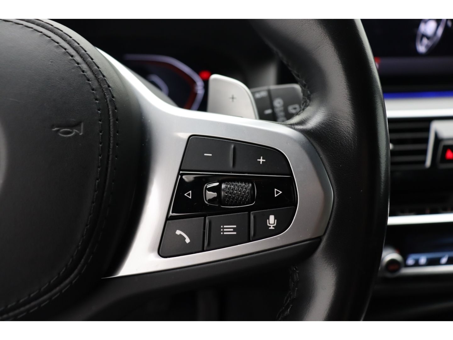 Fahrzeugabbildung BMW 540 d xDrive M Sport Touring Park-Assistent AHK