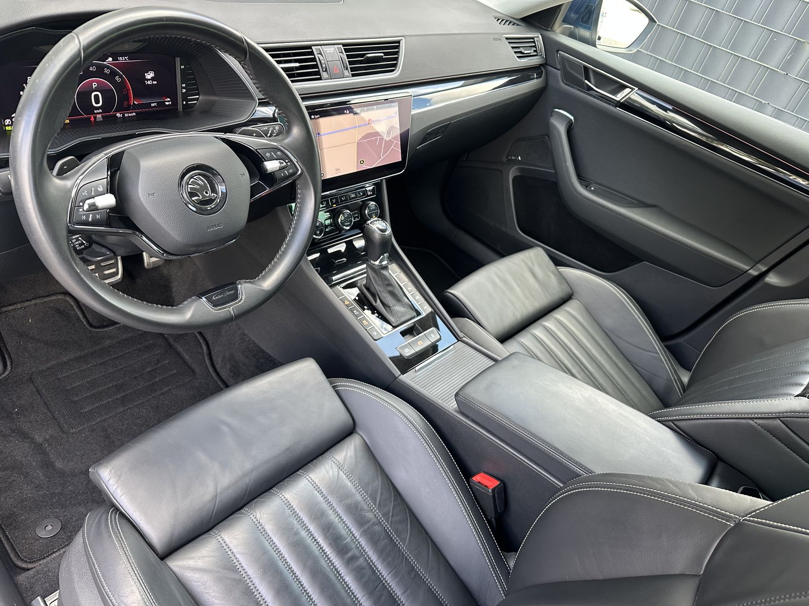 Fahrzeugabbildung SKODA Superb Combi 1.4 TSI iV DSG L&K NAV+LED+AHK+360°