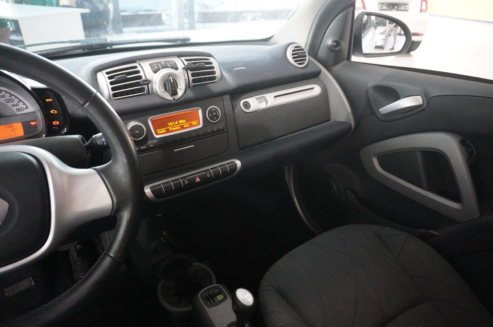 Fahrzeugabbildung Smart ForTwo 1.0 COUPE PASSION AUTOM. KLIMA/PANO/RADIO