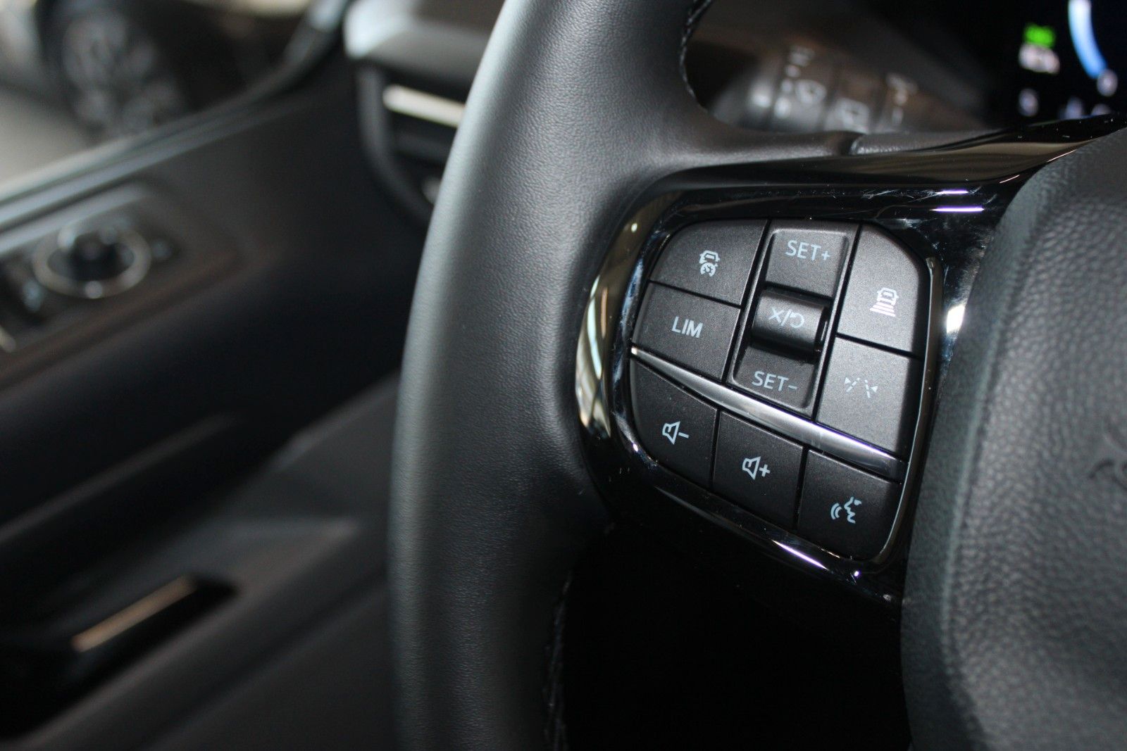Fahrzeugabbildung Ford Tourneo Custom L2 8-Sitzer Titanium AHK LED ACC