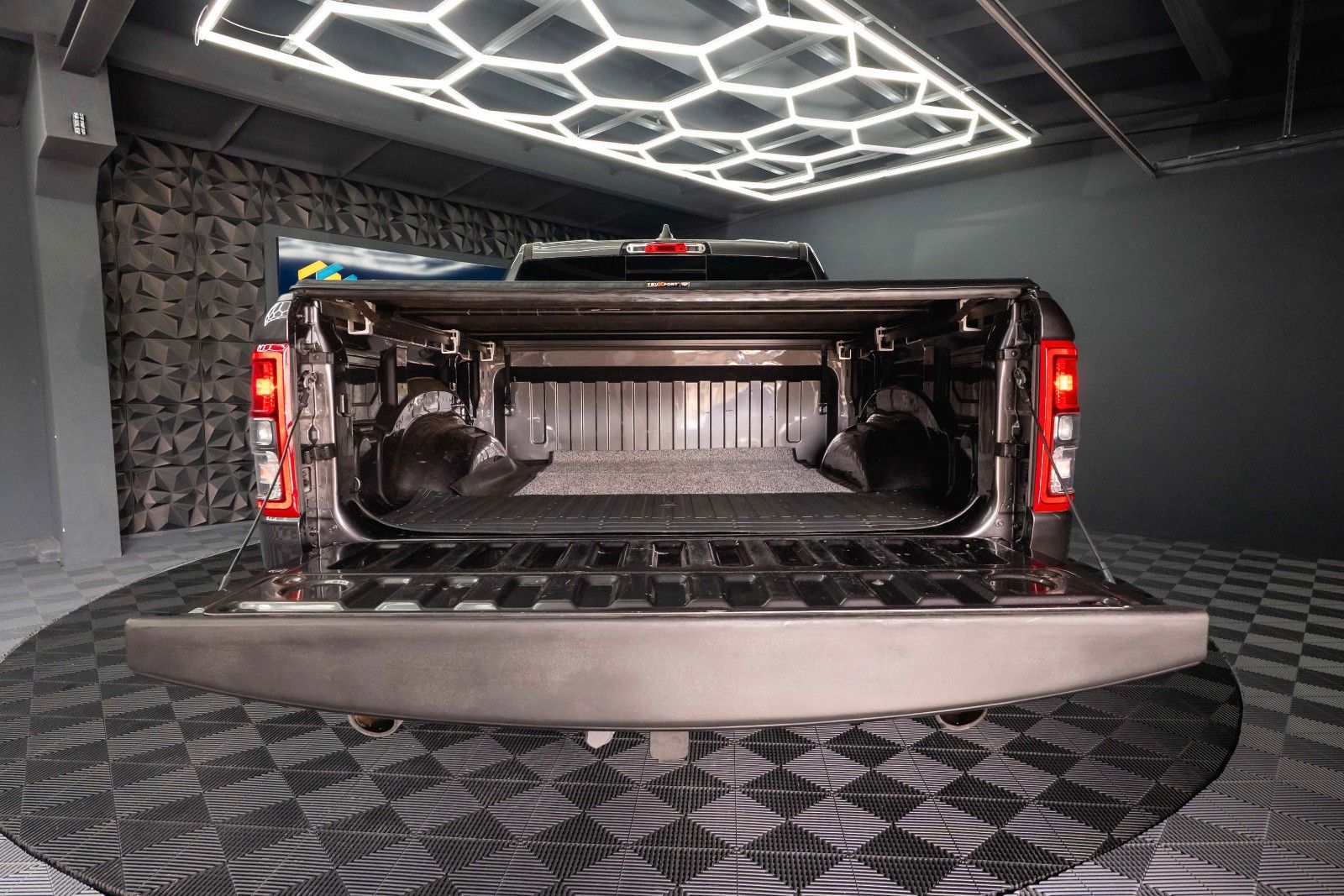 Fahrzeugabbildung Dodge RAM 5.7 V8 HEMI 4x4 LPG BRC Offroad Night-Paket