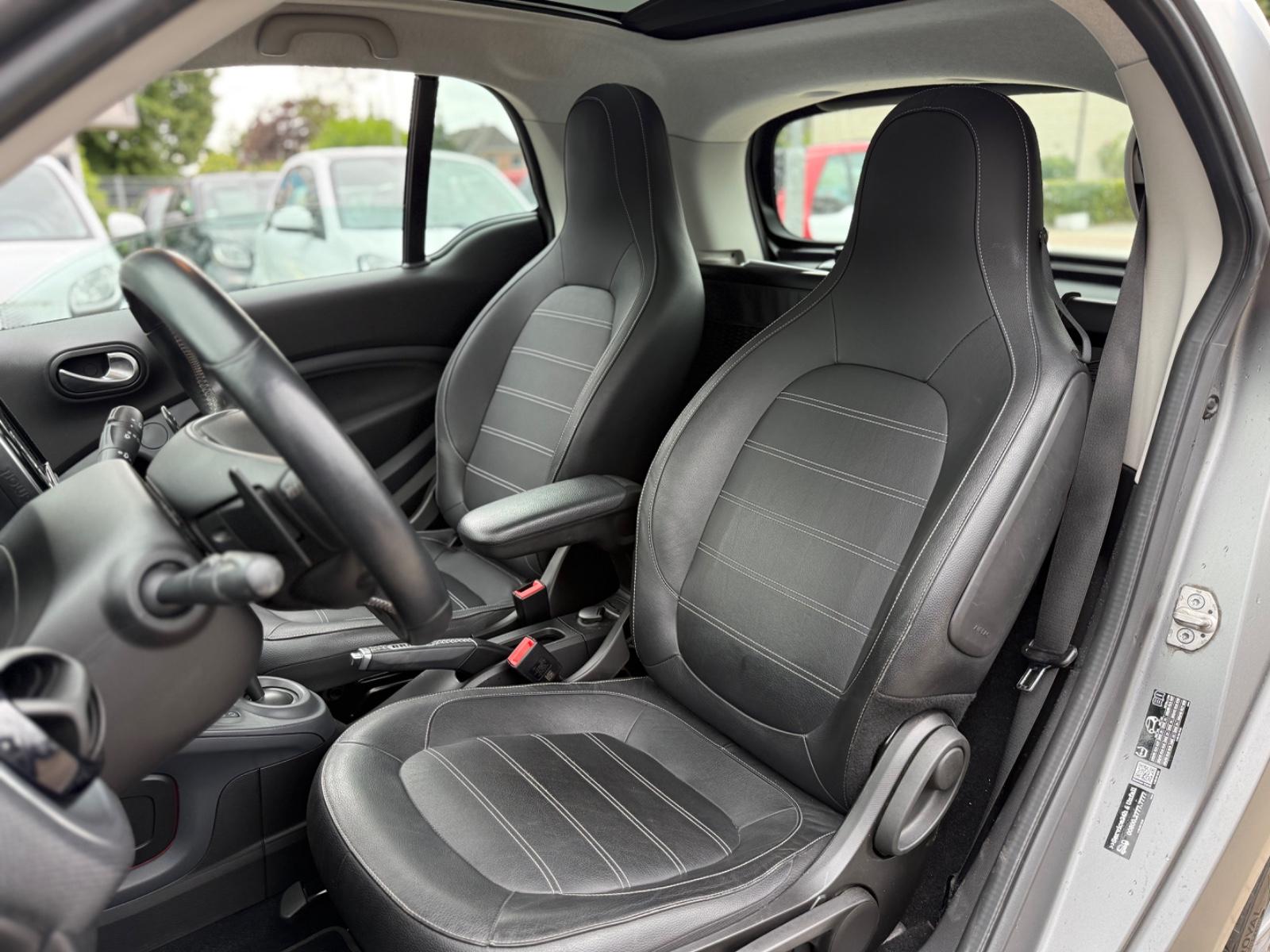 Smart ForTwo BRABUS*JBL*PANORAMA*KAMERA*NAVI*AMBIENTE*