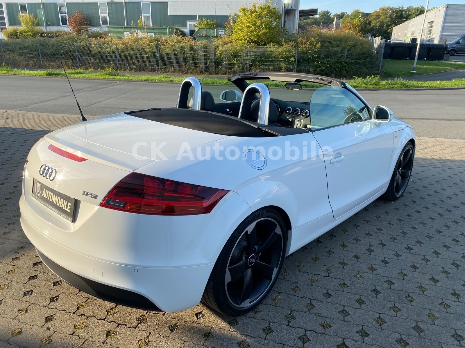 Fahrzeugabbildung Audi TT 1.8 TFSI Roadster S-Line/Navi/Bi-Xenon/PDC
