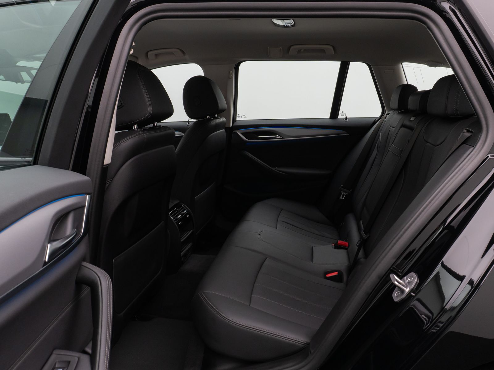 Fahrzeugabbildung BMW 530e Kamera DAB WLAN CockPitPro ACC Alarm LED