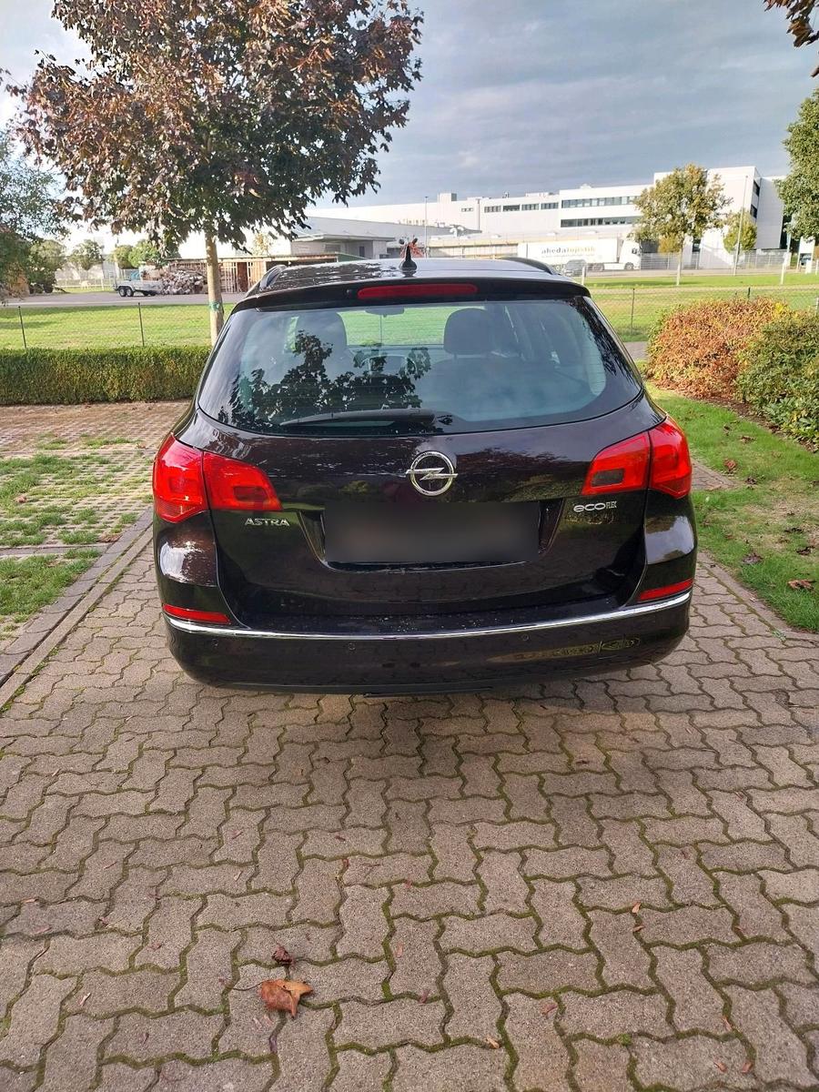 Opel Astra 2014 — interior