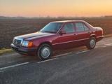 Mercedes-Benz 220E Automatic - mit Klimaanlage, Schiebedach  - Mercedes-Benz 220: Rot