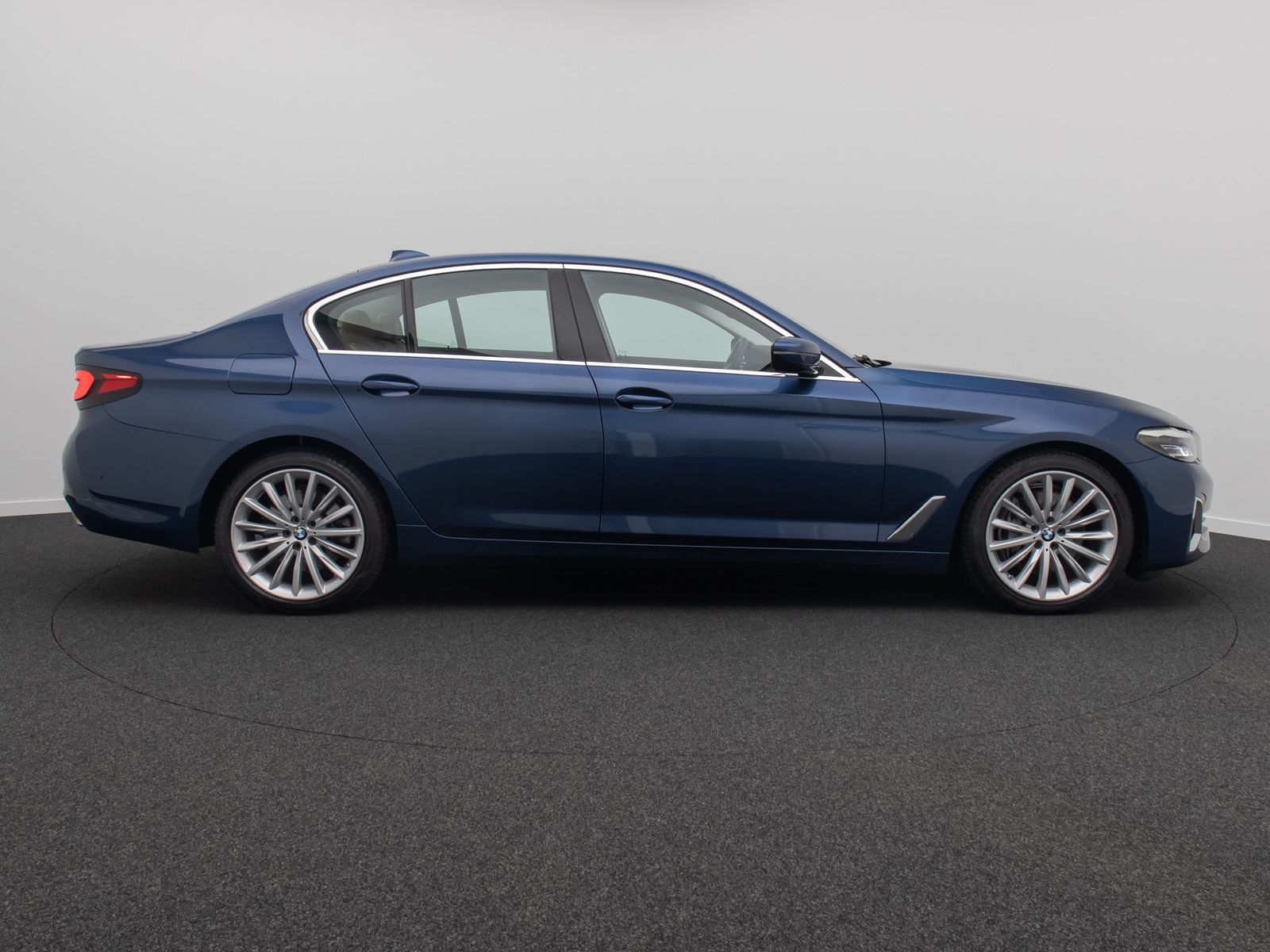 Fahrzeugabbildung BMW 530d xD LuxuryLine H/K DAB Komfort Alarm AHK ACC