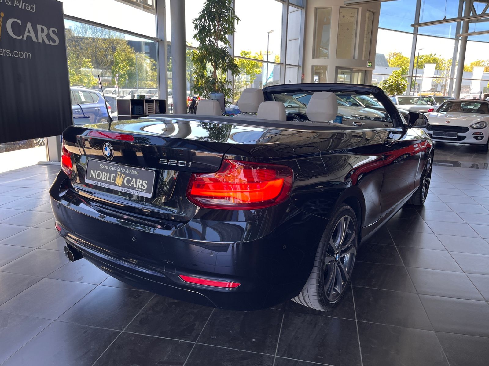 Fahrzeugabbildung BMW 220i Cabrio Sport Line H/K LEDER LED NAV SHZ 18"