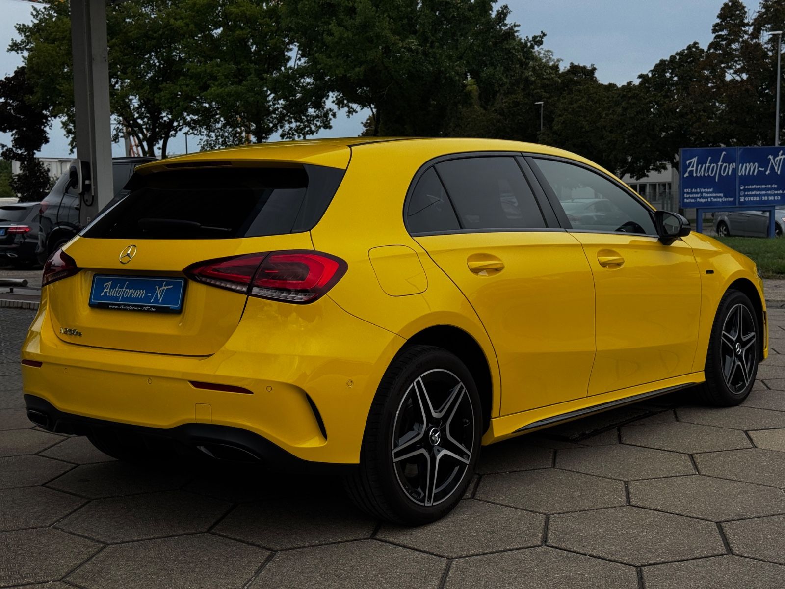 Mercedes-Benz A 250 e AMG YELLOW EDITION/WIDESCREEN/NIGHT/CAM imagem 3
