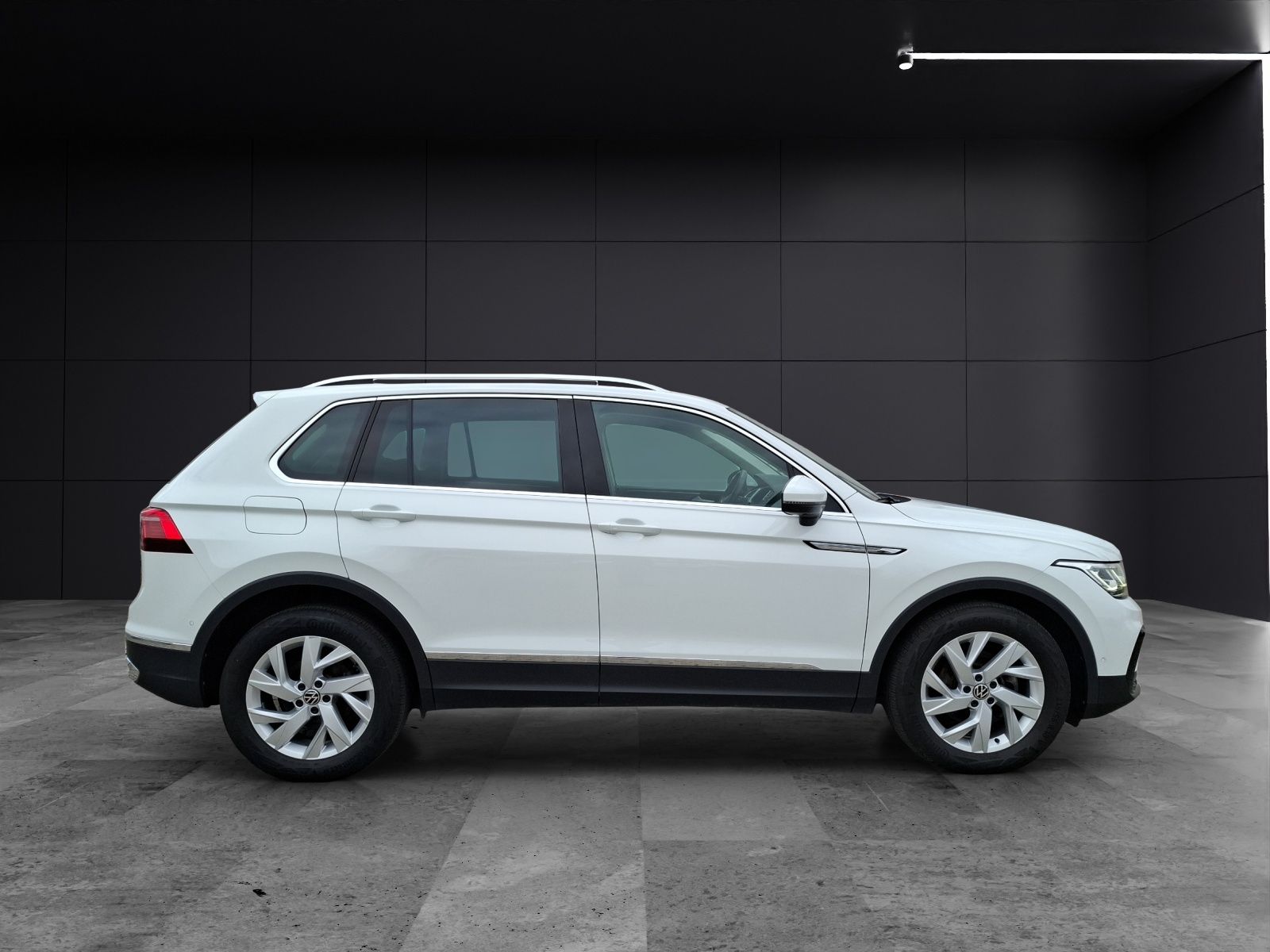 Fahrzeugabbildung Volkswagen Tiguan TDI Elegance DSG 4M Standhzg. Matrix Navi