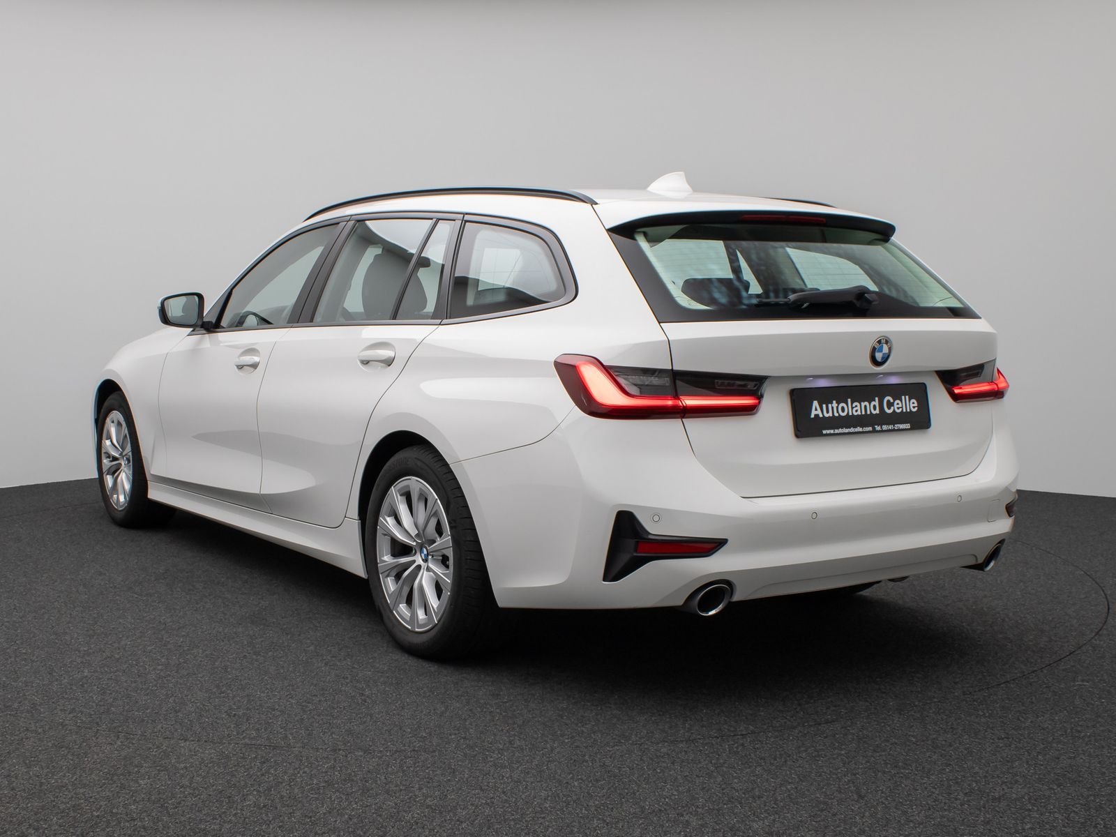 Fahrzeugabbildung BMW 320d Panorama DAB HiFi Stop&Go Alarm AHK PDC