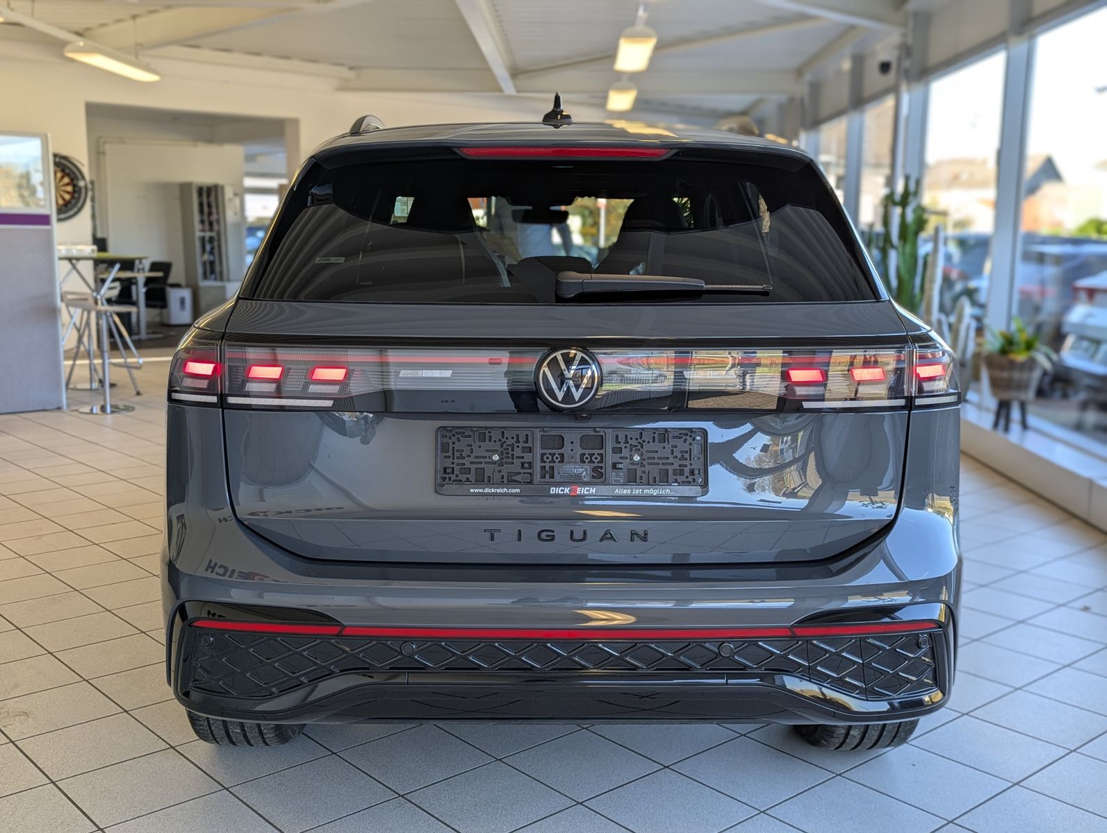 VW Tiguan 2.0TDI R-Line 4M Pano Black AHK Matrix 20 - Image 6