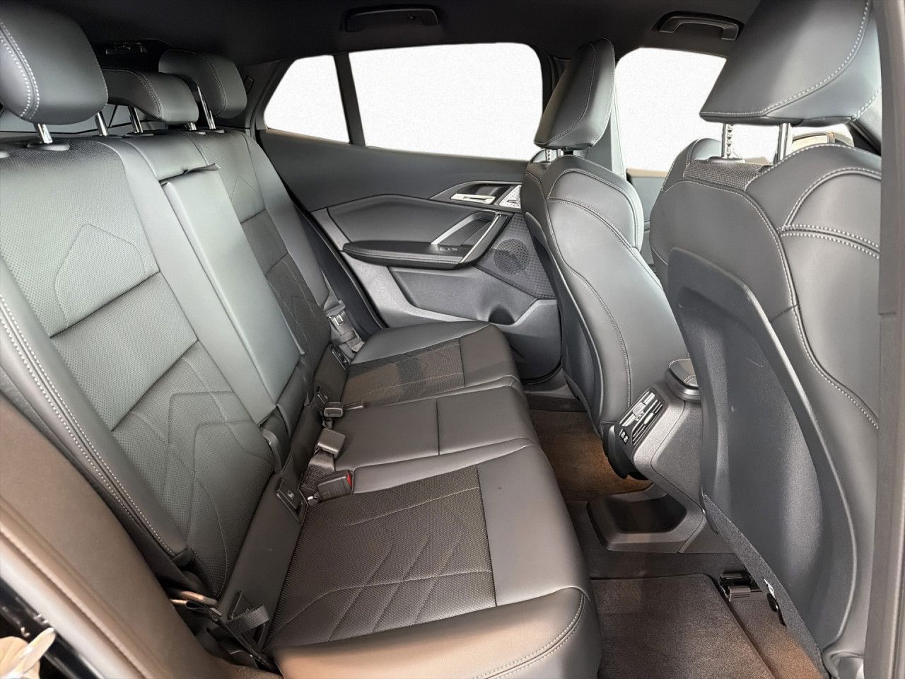BMW iX2 - Bild 16