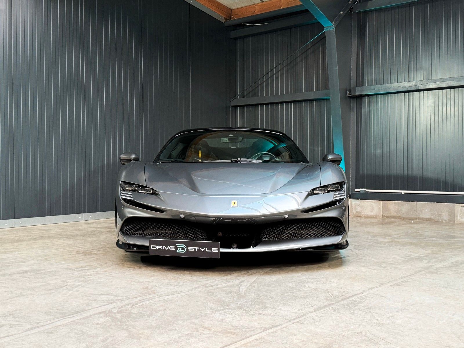 Fahrzeugabbildung Ferrari SF90 + Grigio Ferro + 2.257 km + Lift + Daytona