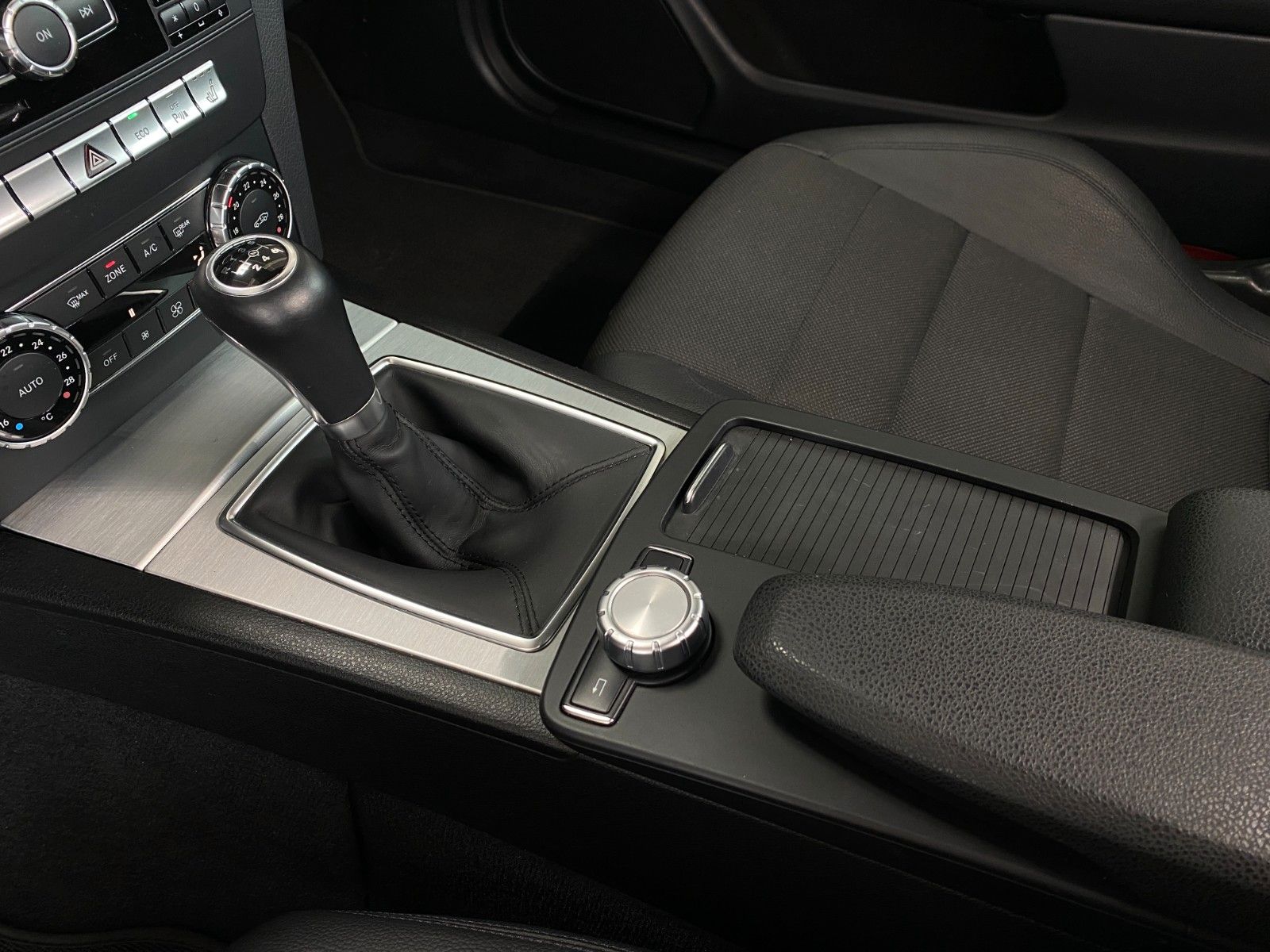 Fahrzeugabbildung Mercedes-Benz C 200 CGI Coupe "Navi Bi-Xenon AMG-Sportpaket "