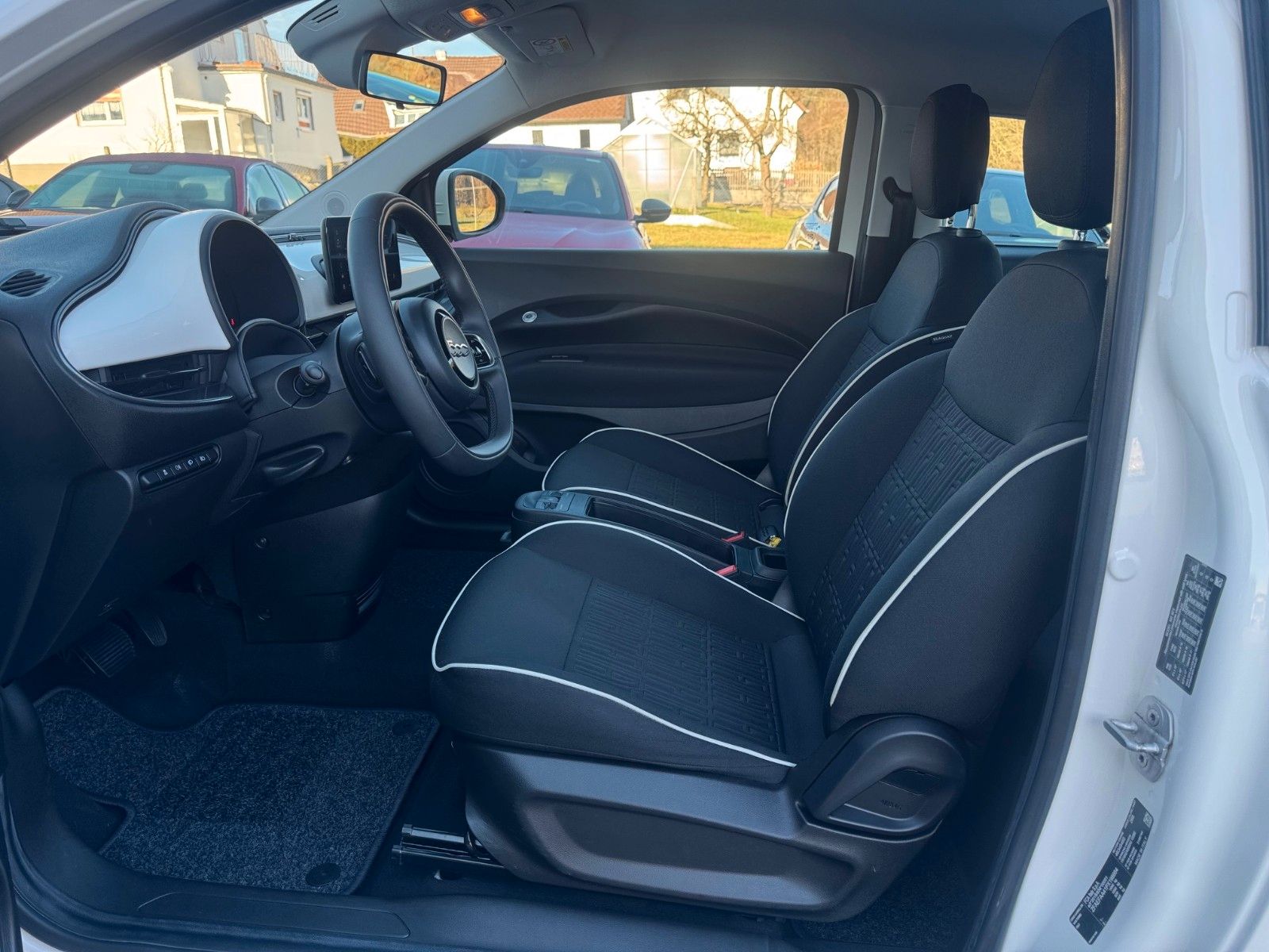 Fahrzeugabbildung Fiat 500e Carplay Klima Tempo