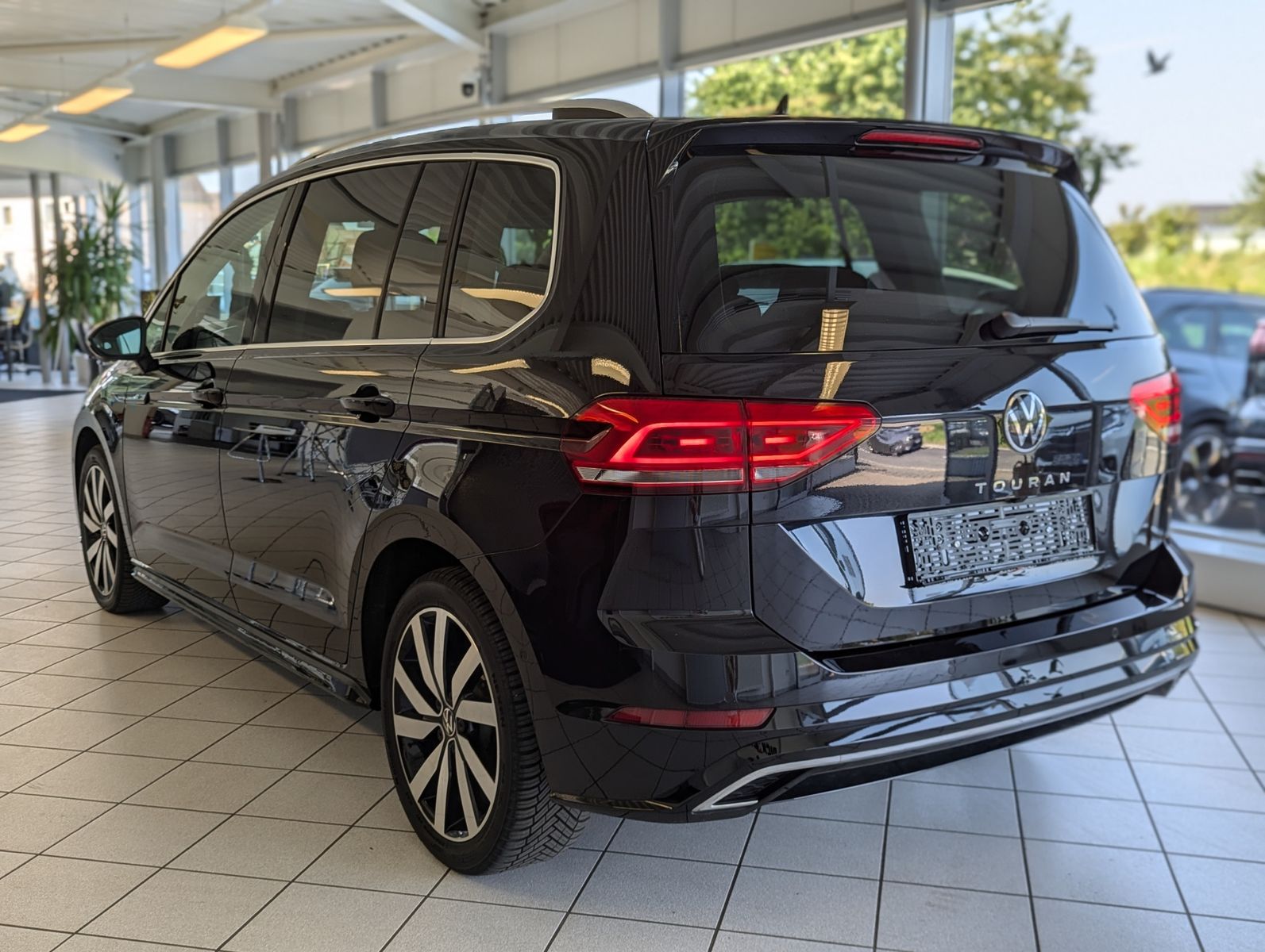 VW Touran 1.5 TSI DSG R-Line High. 7-Sitze Pano AHK - Image 5