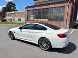 BMW M4 F82 Competition DKG in Alpinaweiß mit bra - BMW: Competition