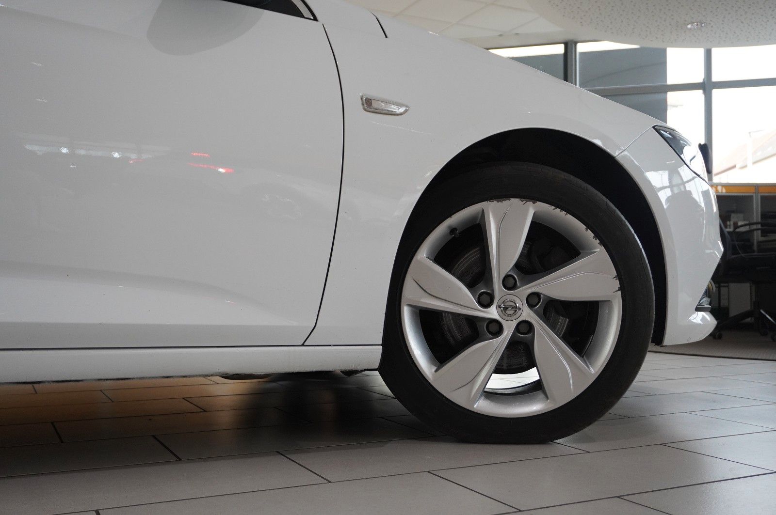 Fahrzeugabbildung Opel Insignia B ST 2.0D DYNAMIC 4X4 NAVI/LED/SHZ/AHK