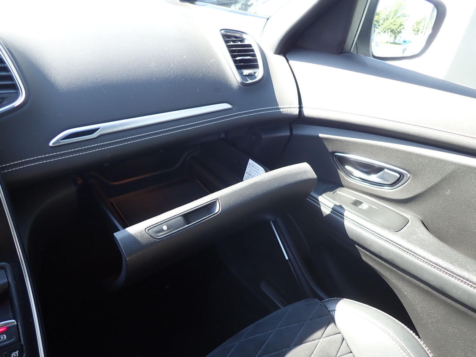Fahrzeugabbildung Renault Scenic Black Edition TCe 140 /NAVI/GLASDACH/GJR