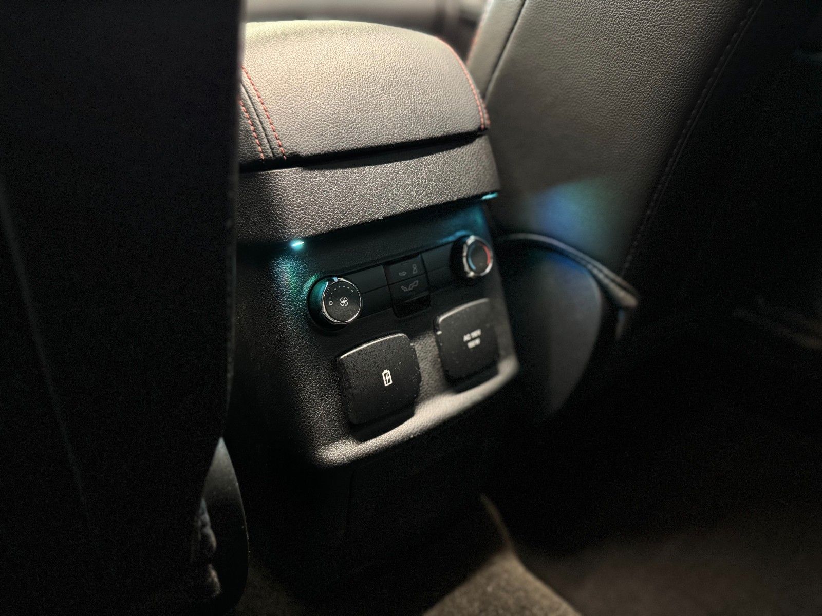Fahrzeugabbildung Ford Explorer Sport 3,5 V6 4WD Automatik 7-Si.  PANO
