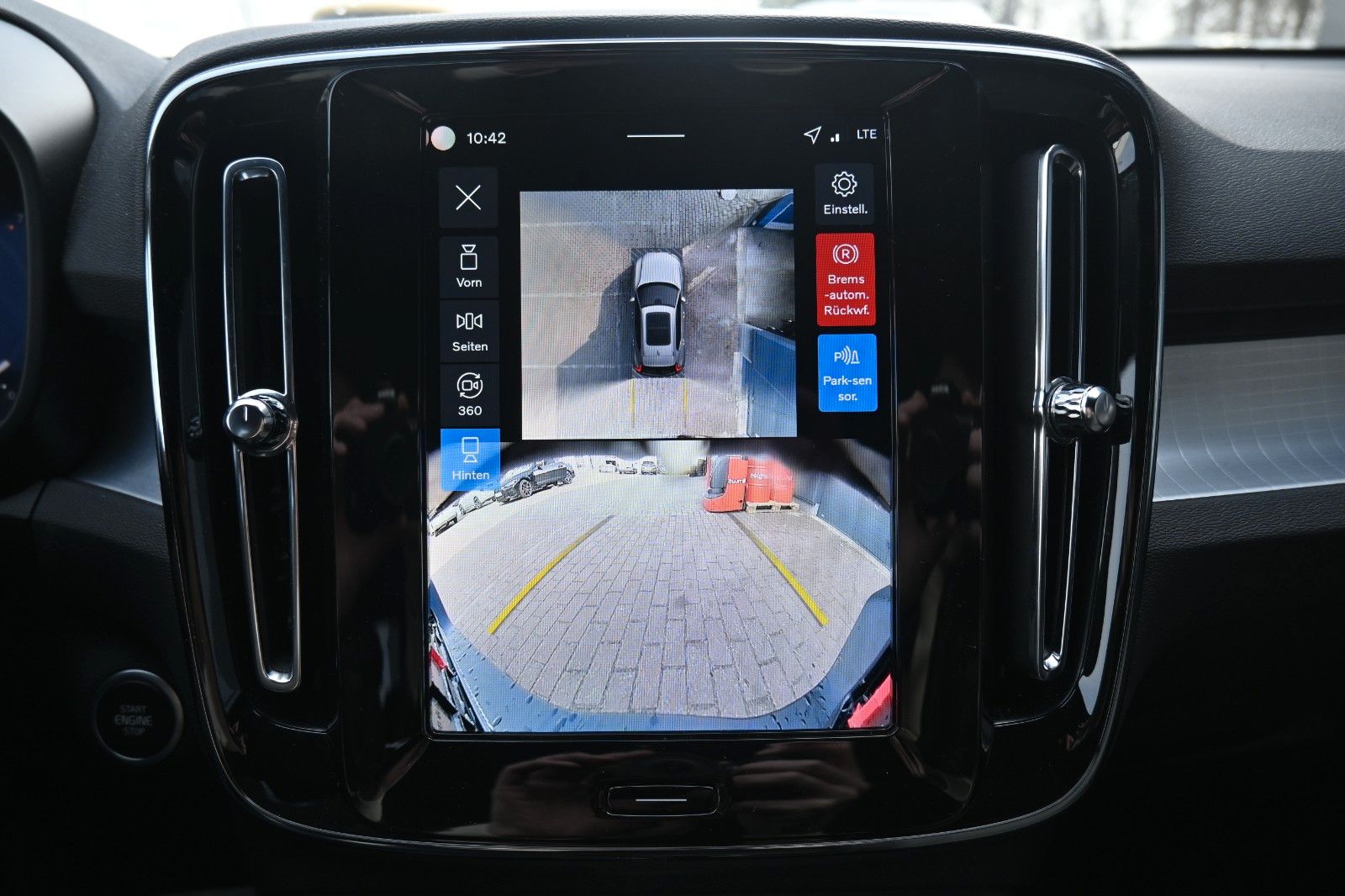 Fahrzeugabbildung Volvo XC40 B3 DKG Plus Black Edition*FSHZG*360*H&K*ACC