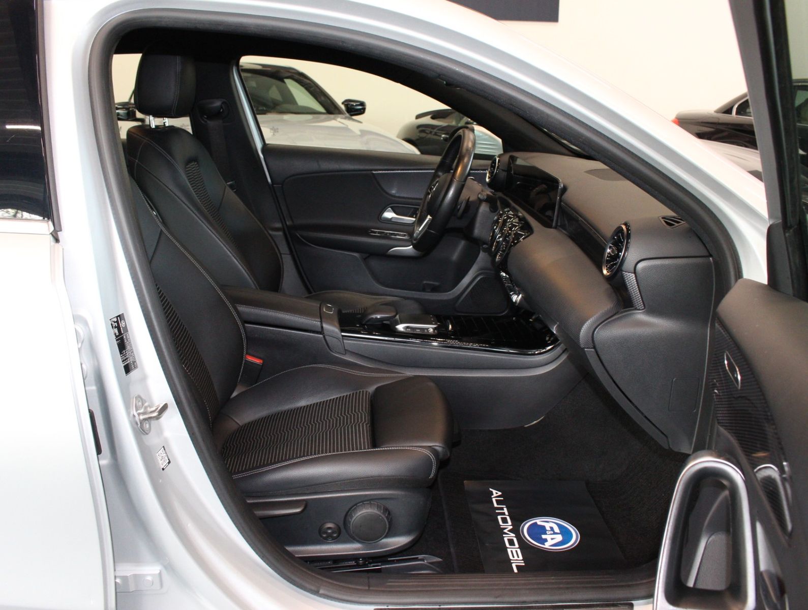Fahrzeugabbildung Mercedes-Benz A 200 d Progressive Carbon+Wdescreen+Navi+Kamera