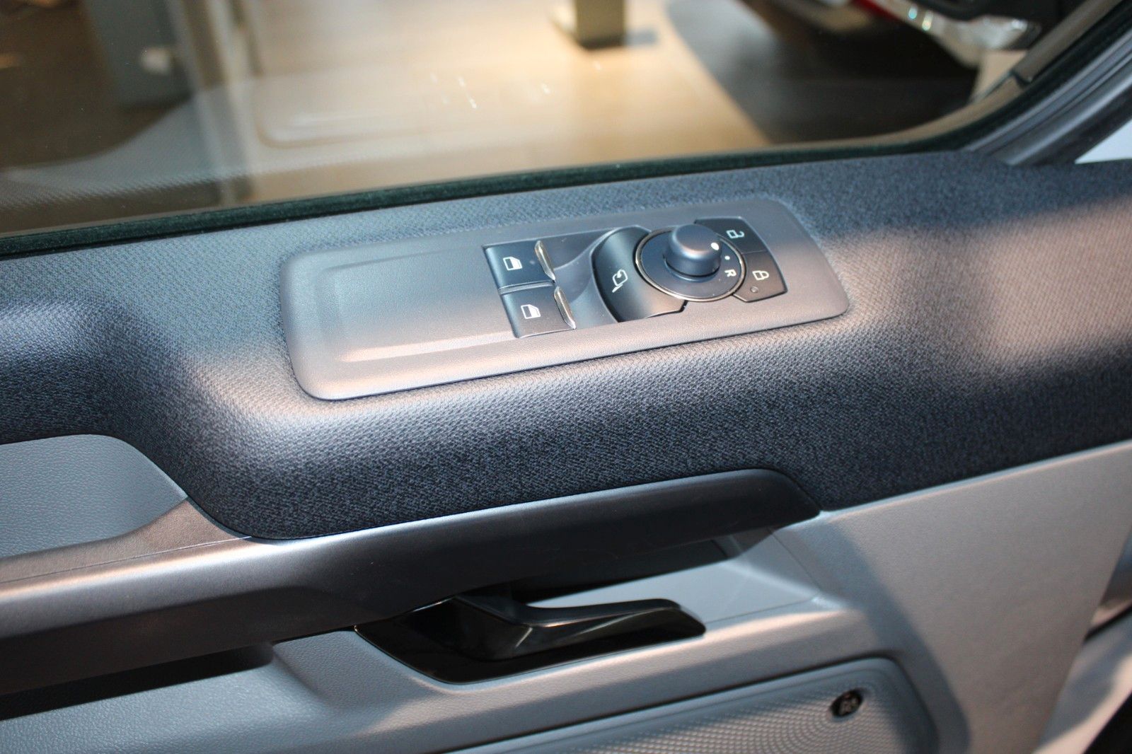 Fahrzeugabbildung Ford Tourneo Custom Automatik L1 SPORT mit AHK + GJR