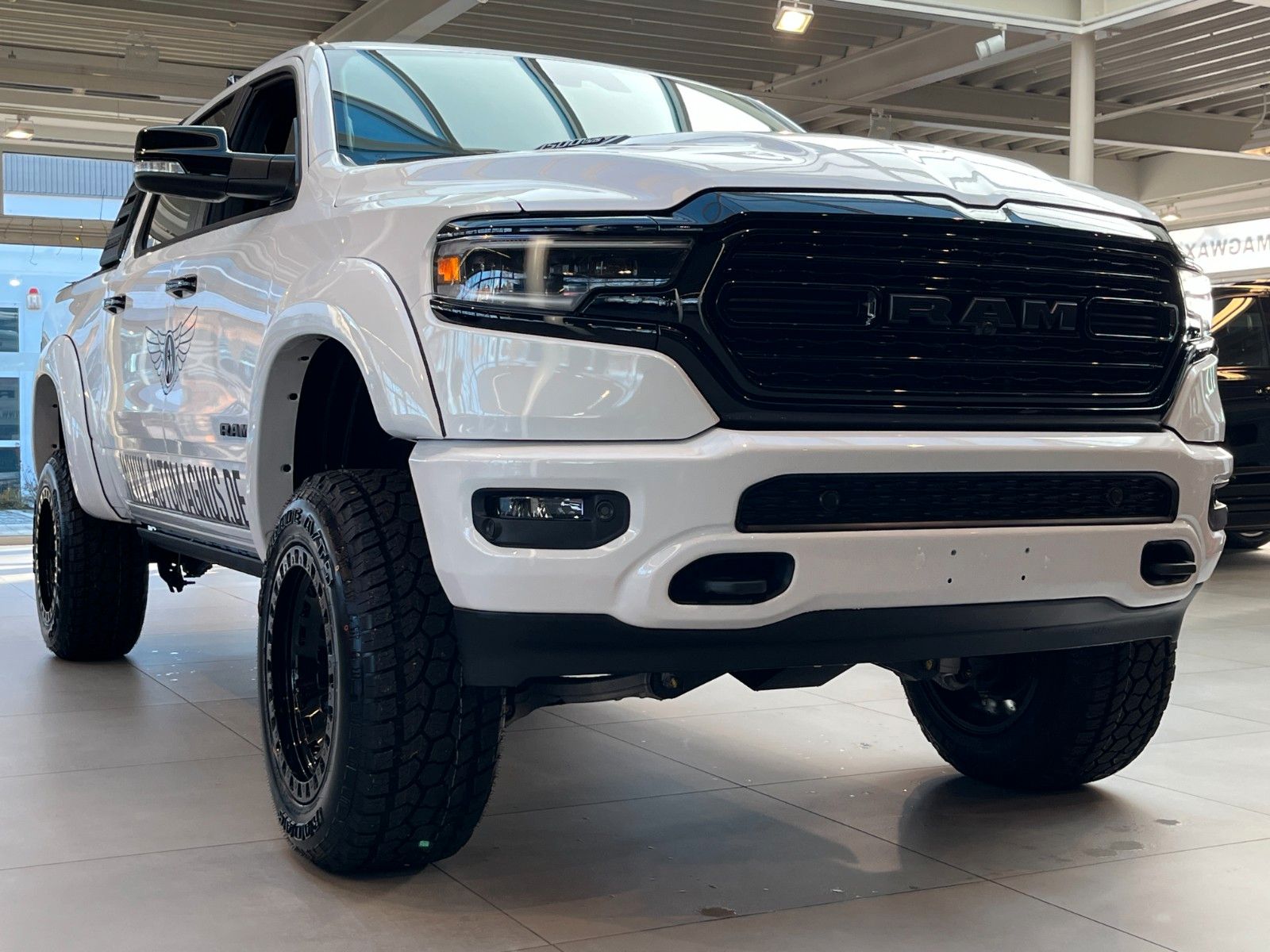 Fahrzeugabbildung Dodge RAM 1500 Limited Night "Arctic Warrior"