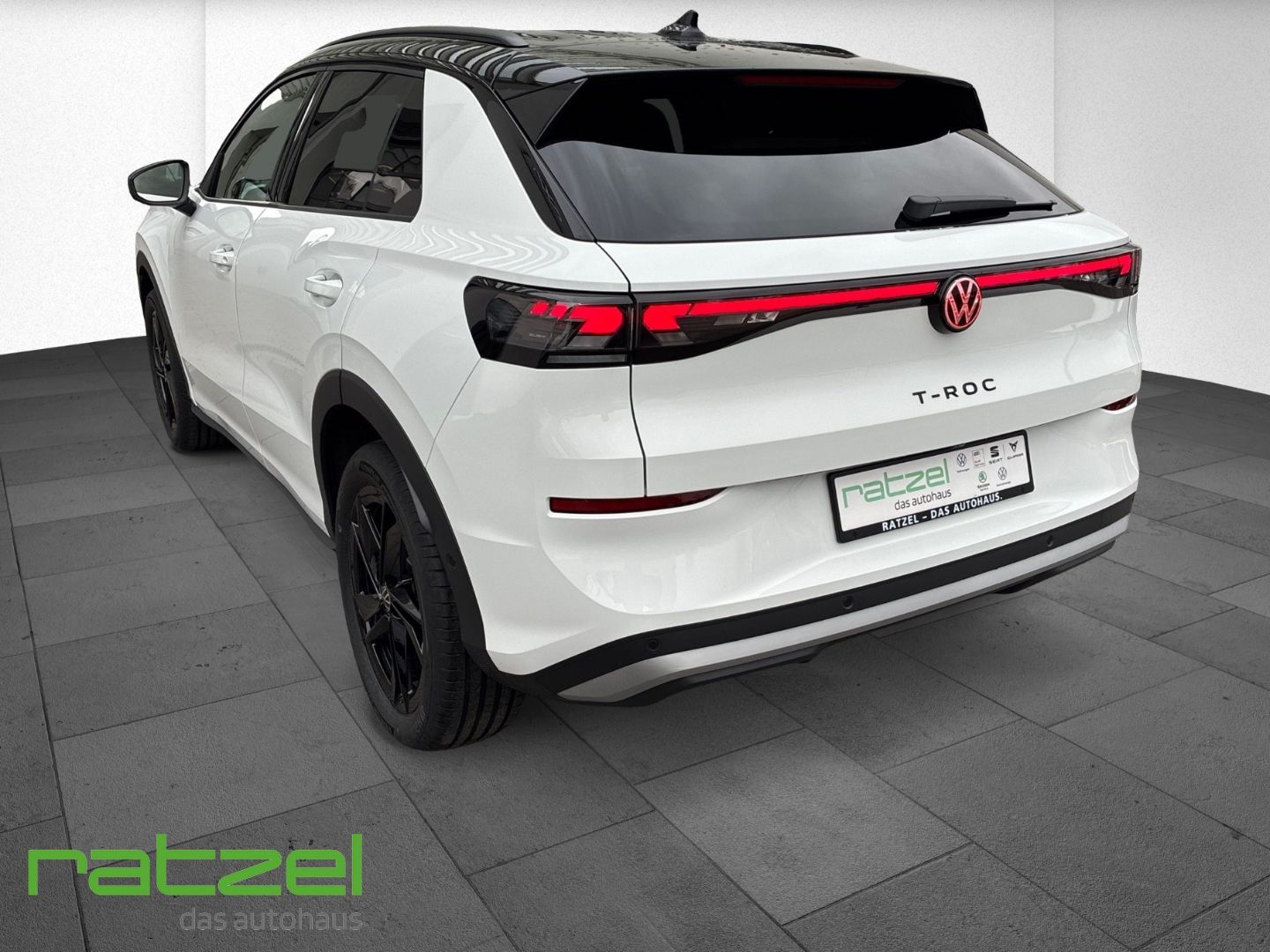 Fahrzeugabbildung Volkswagen T-Roc STYLE 1.5eTSI IQ.Light+Navi+AHK+Black Styl